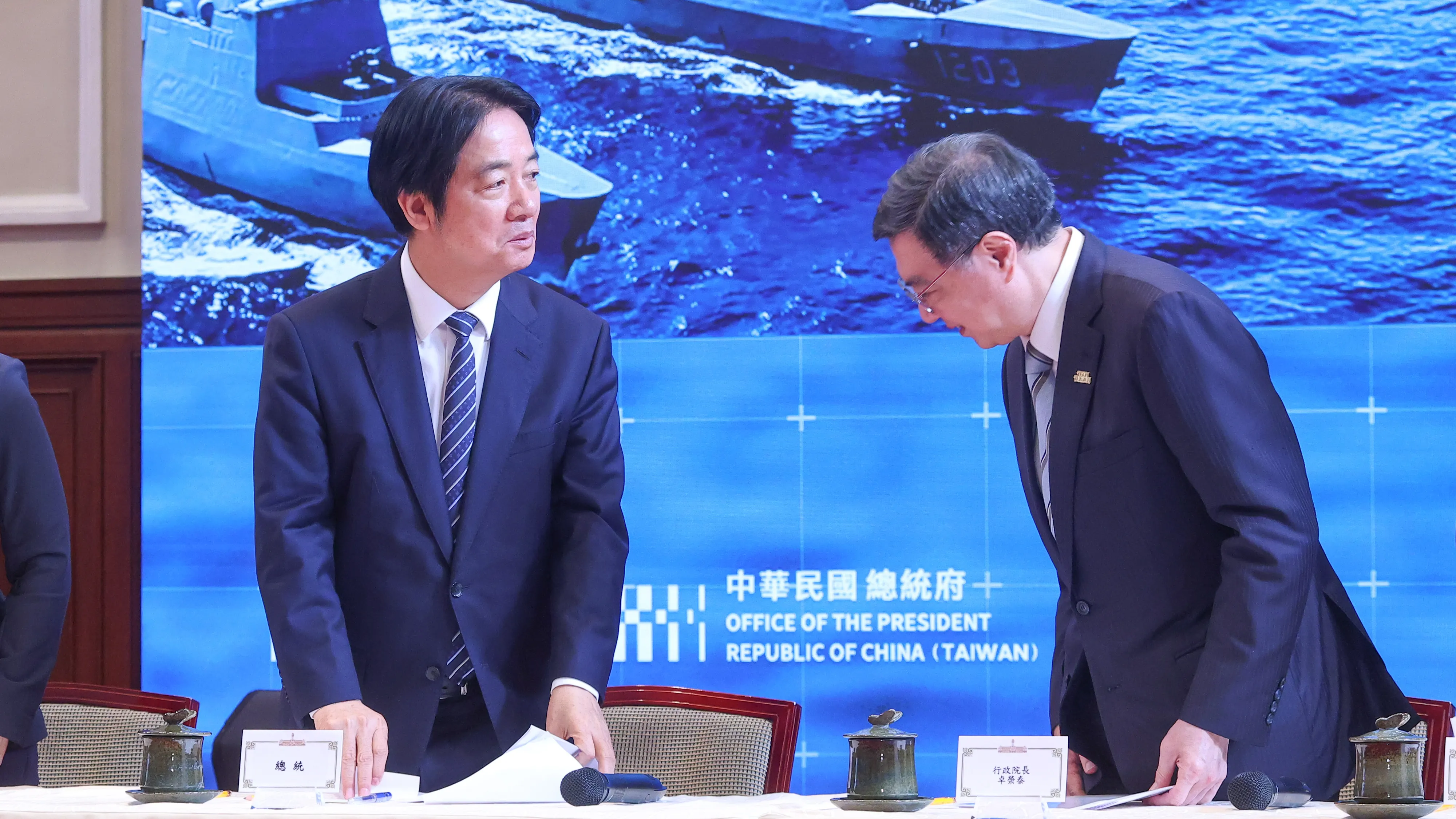 20251126-總統賴清德（左）、行政院長卓榮泰（右）26日出席「守護民主台灣國安行動方案」國安高層會議會後記者會。（顏麟宇攝）