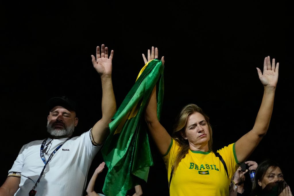 巴西首都聚集前總統波索納洛支持群眾替他祈福。（美聯社）