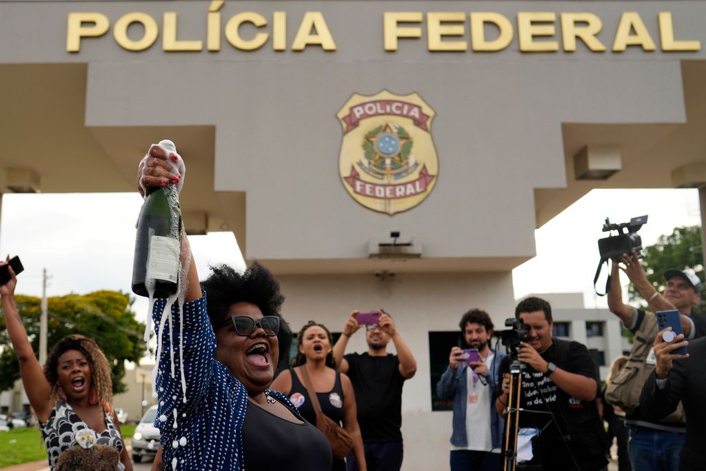 反對前總統波索納洛的巴西民眾，前往警察總統開香檳慶祝他要入獄服刑。（美聯社）