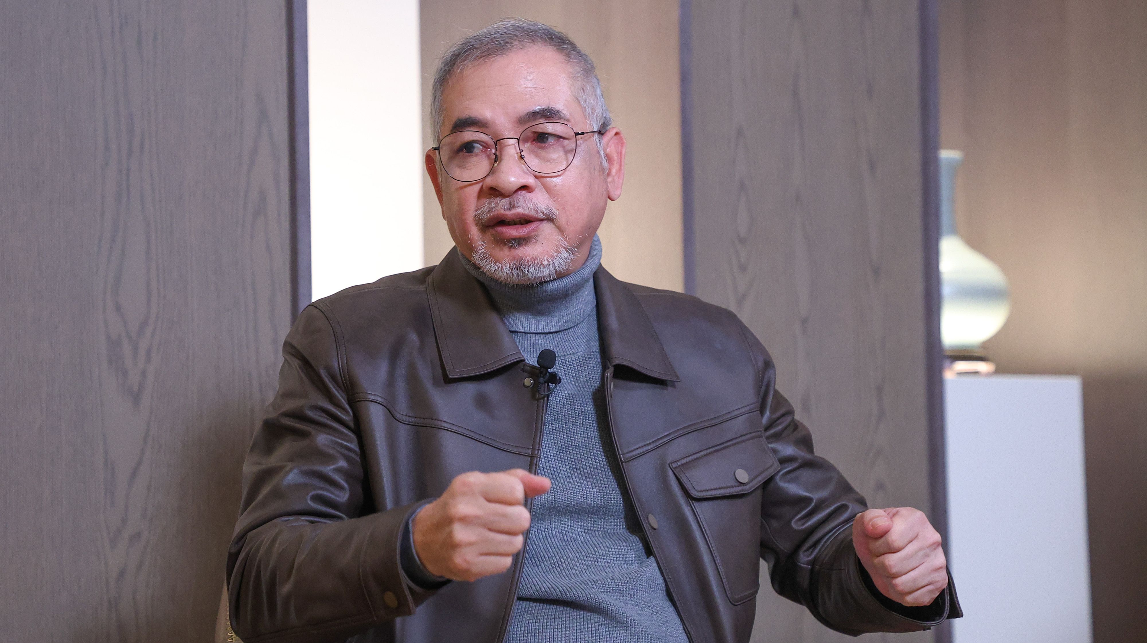 20251126-軍事專家邱世卿出席「下班國際線」節目。（顏麟宇攝）