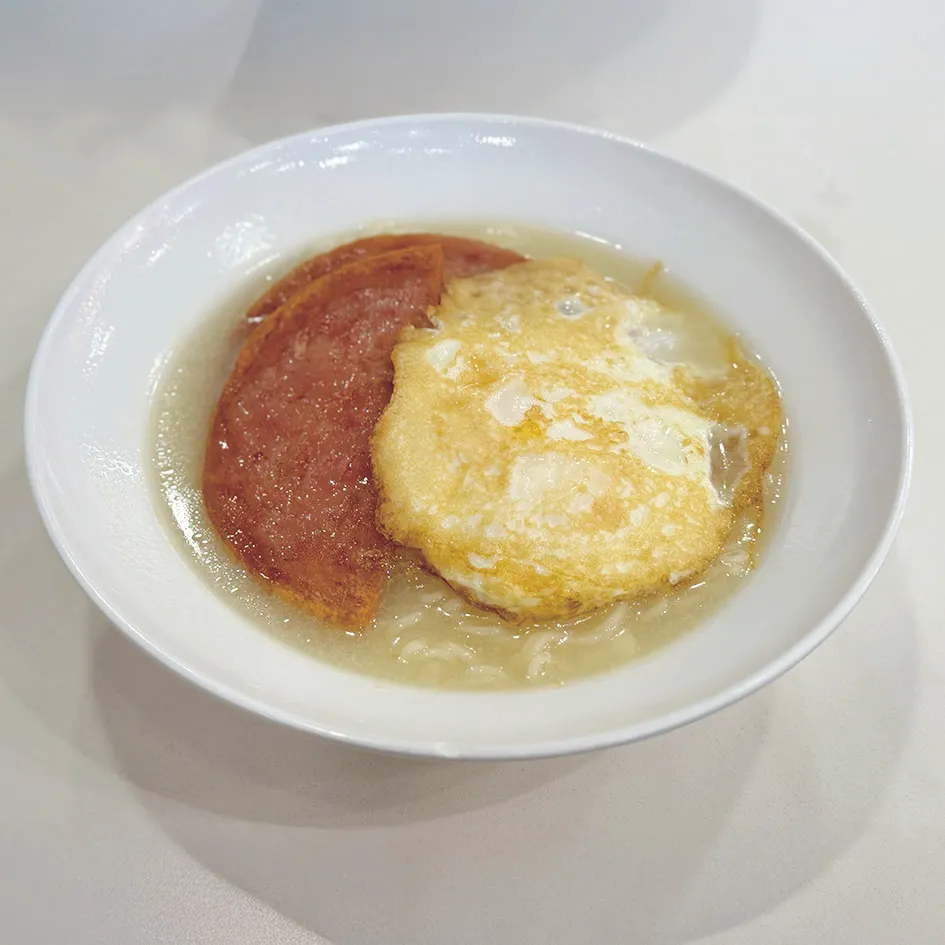餐肉煎蛋公仔麵（俗稱餐蛋麵）。（圖／幸福文化提供）