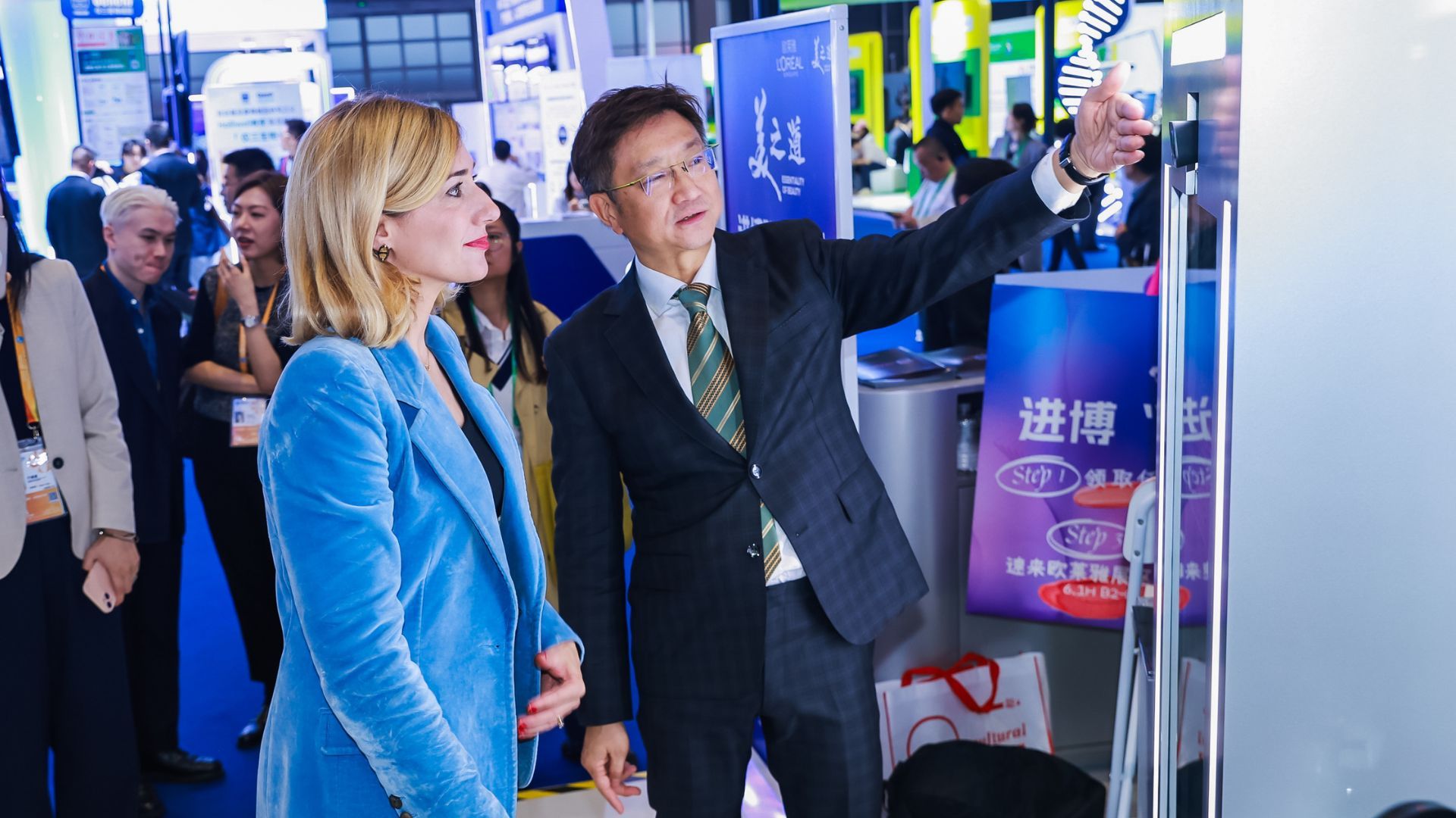 萊雅集團全球美妝科技總監Béatrice Dautzenberg於進博會現場體驗啟雲科技所研發的智慧美妝販賣機服務。(圖_台灣萊雅提供)