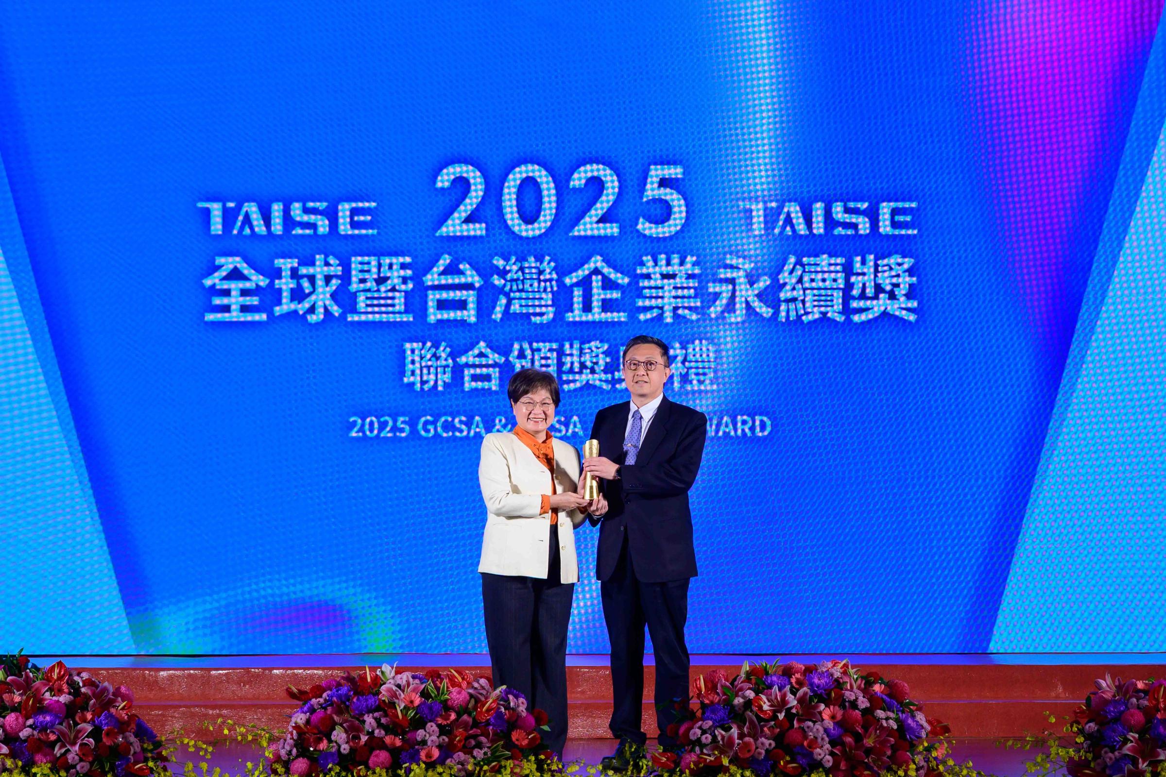 圖四：富邦人壽深耕ESG，共榮獲「台灣企業永續獎」七大獎項殊榮，由富邦人壽副總經理謝中威(圖右)代表領獎。