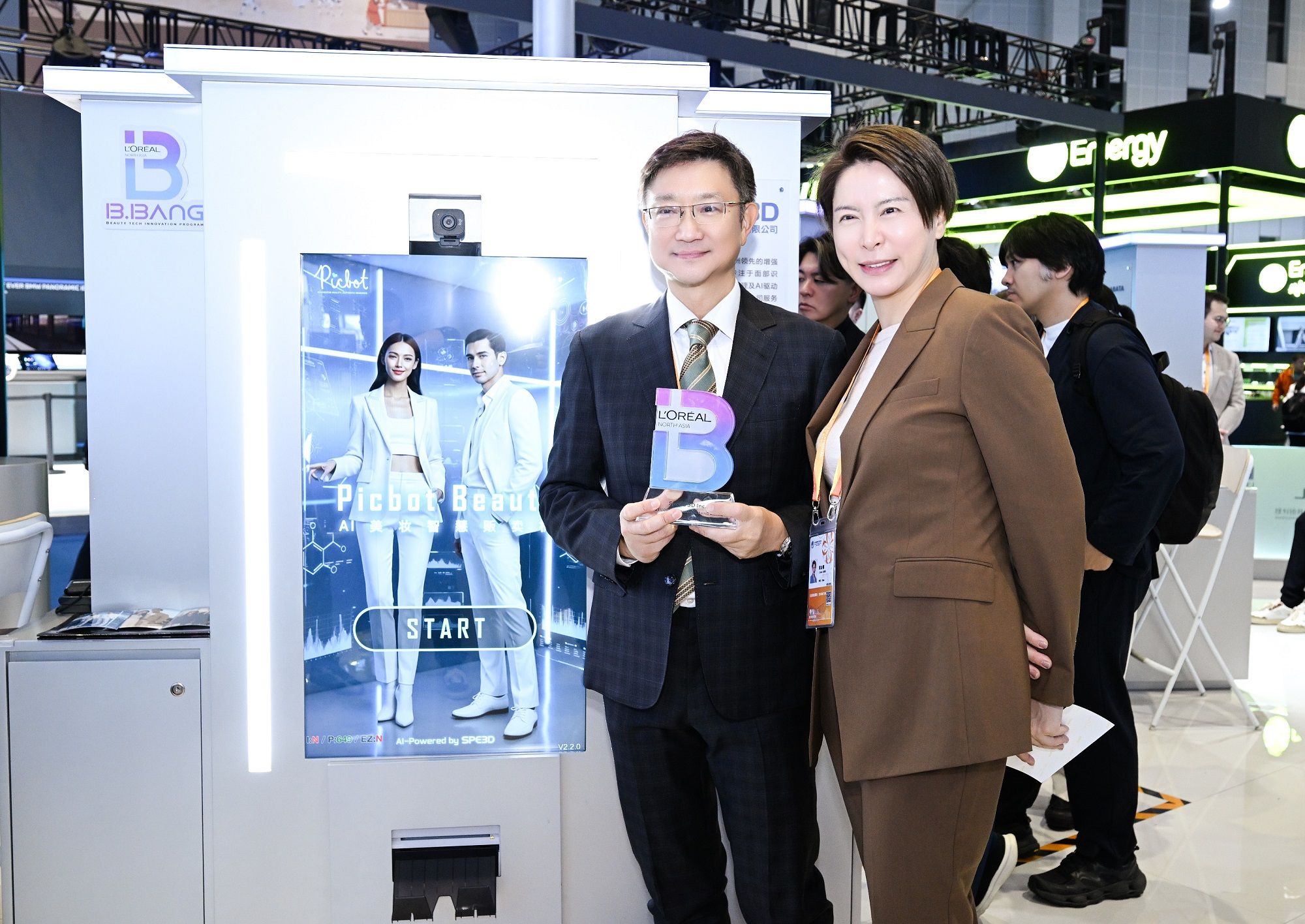 「BIG BANG 萊雅美妝科技共創計劃」台灣獲勝企業啟雲科技董事長暨執行長邱立全與萊雅集團北亞區及中國歐萊雅數位暨行銷長黃冰榕合影。(圖_台灣萊雅提供)