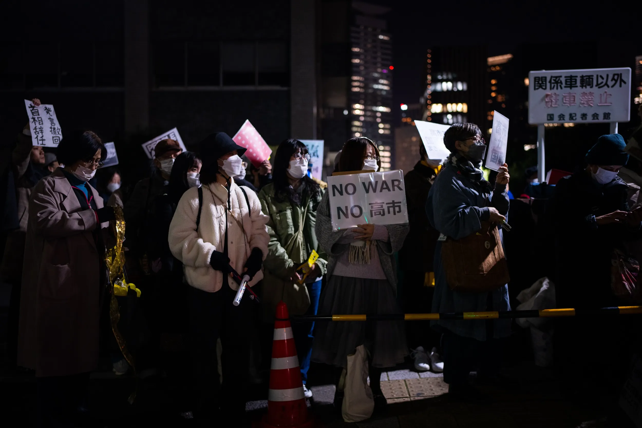 2025 年 11 月 21 日，抗議者聚集在首相官邸外，反對首相高市早苗關於台灣的言論。（美聯社）東京,高市早苗,台灣言論,反對抗議,中日