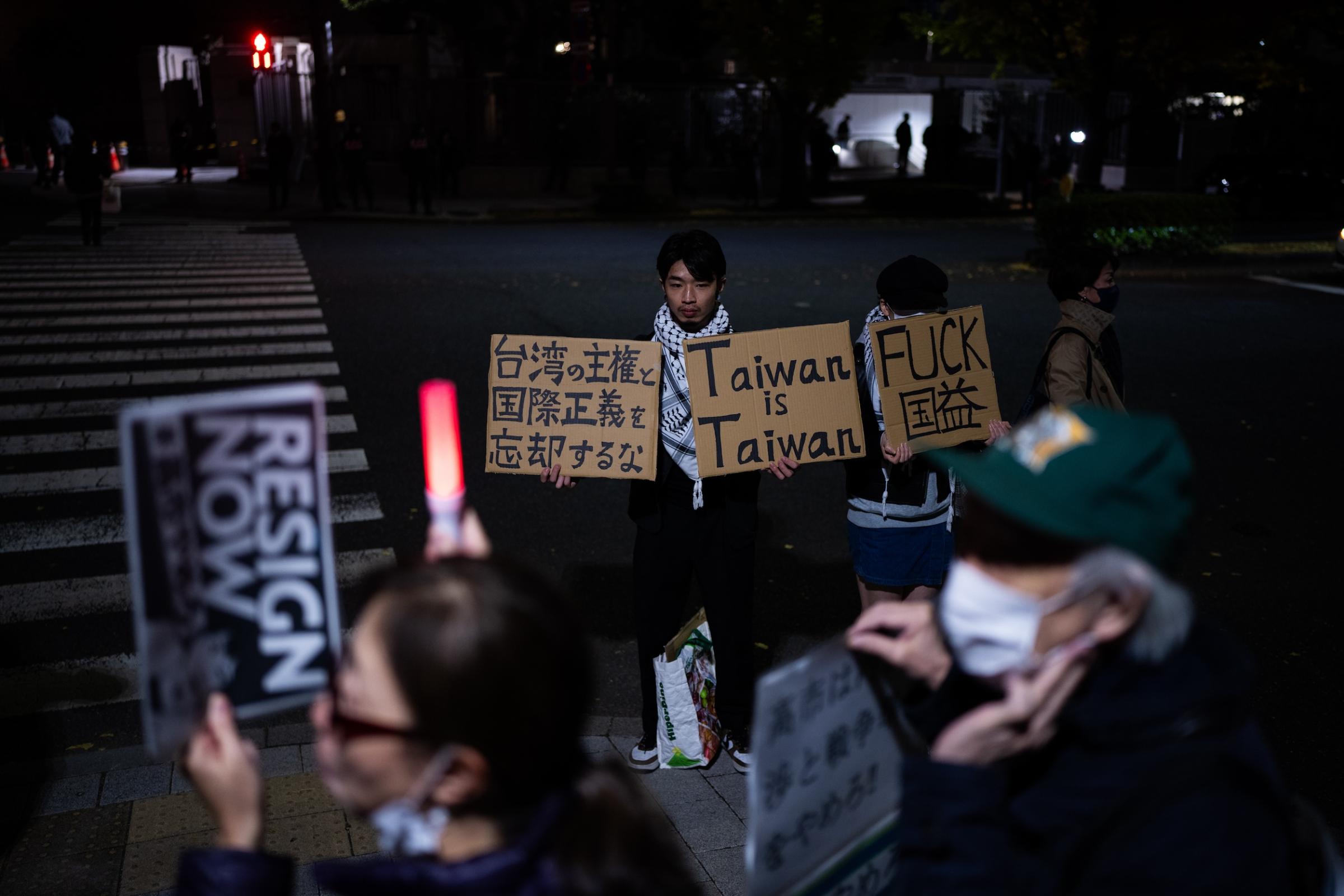 2025 年 11 月 21 日，抗議者聚集在首相官邸外，反對首相高市早苗關於台灣的言論，同時也有其他抗議者集會支持台灣。（美聯社）