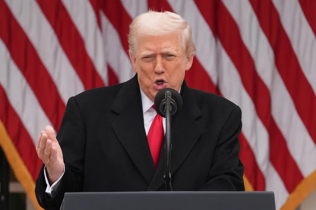 2025年11月25日。アメリカ大統領トランプ氏がホワイトハウスのローズガーデンで感謝祭の七面鳥Waddle and Gobbleの恩赦式典で演説。（AP）