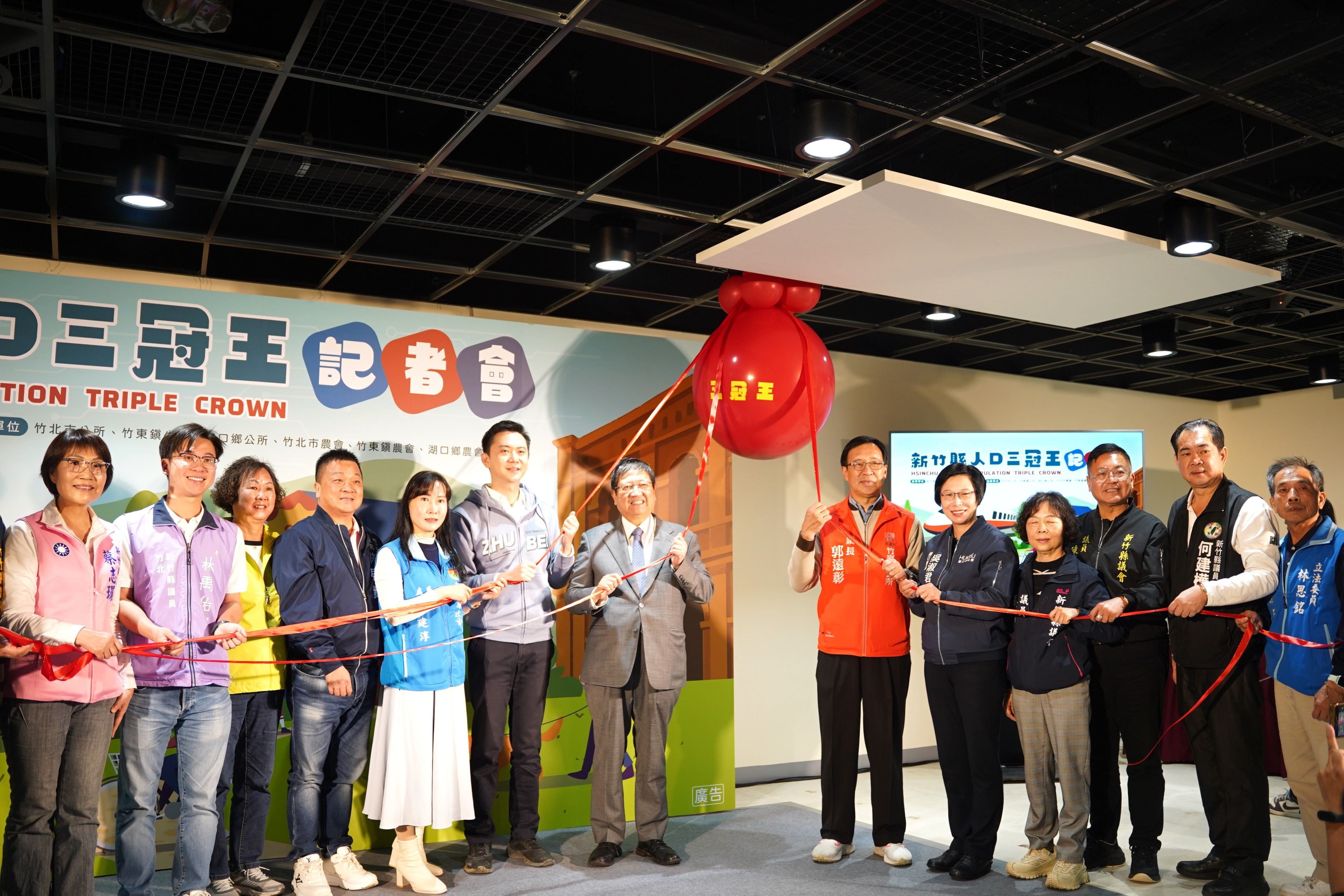 竹縣府邀請竹北市、竹東鎮、湖口鄉特色攤位至縣府B1好客食堂，並設置宣導看板。（圖／新竹縣政府提供）