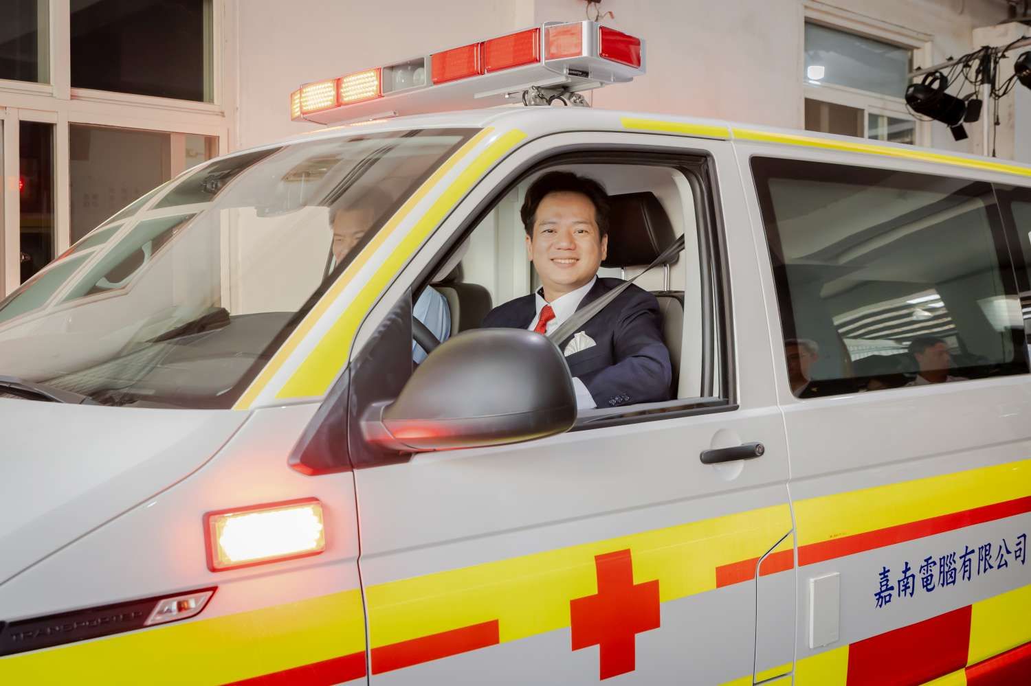 竹市企業團體捐贈救護車，由代理市長邱臣遠鳴笛啟用。（圖／新竹市政府提供）