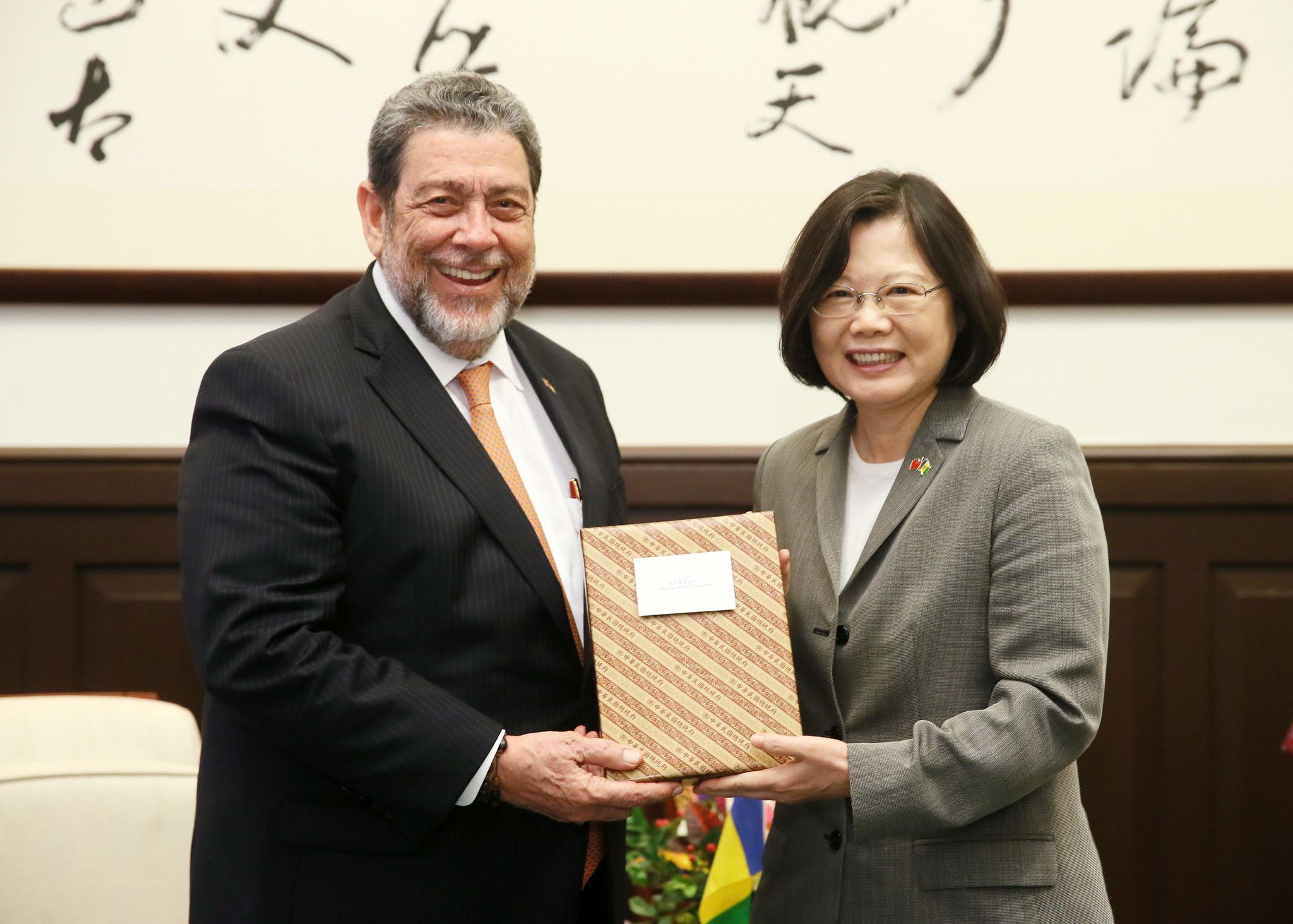 聖文森總理龔薩福曾於2016年訪台與蔡英文見面，破除台聖邦交動搖的傳言。（翻攝自總統府flickr）