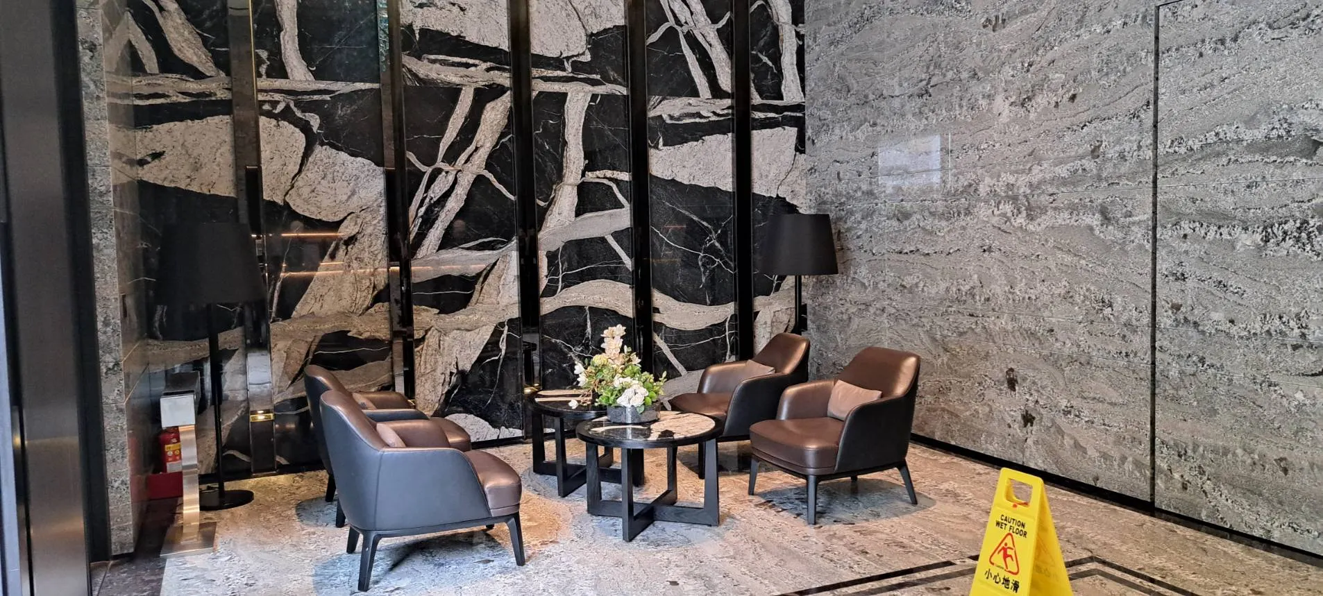 台中市首座捷運宅「文華高中站」大廳深具都會氛圍。(圖/台中市政府捷運工程局提供)