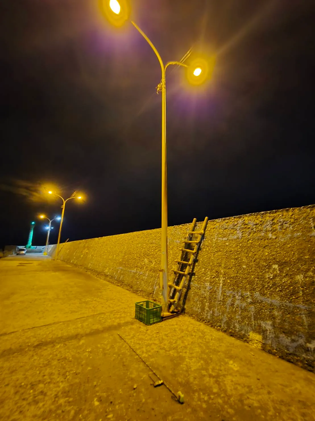 圖3 漁港傳統路燈將汰換為LED燈具。（圖/高雄市環保局）