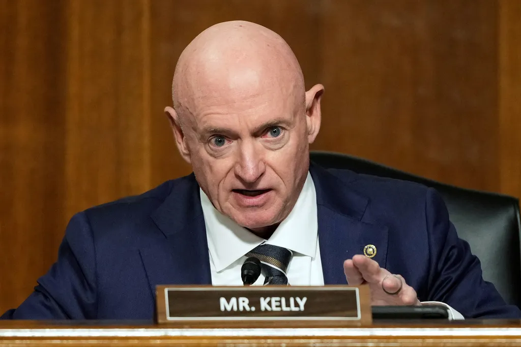 2025年1月14日。亞利桑那州民主黨議員凱利（Mark Kelly）在參議院軍事委員會對川普提名的國防部長候選人赫格塞斯（Pete Hegseth）的聽證會上講話。（AP）