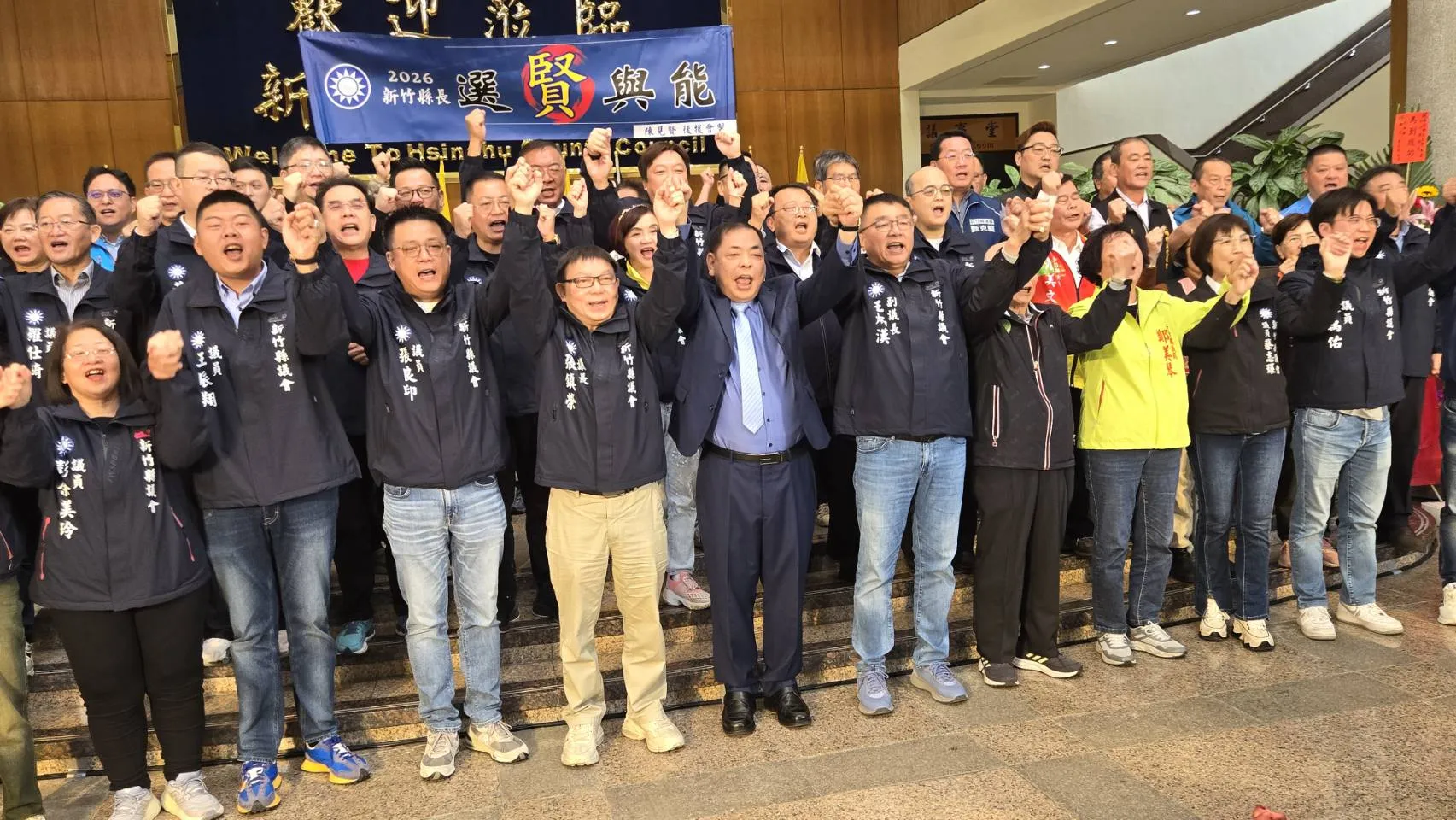 在跨黨派民代、13鄉鎮市代表、社團站台支持下，新竹縣副縣長陳見賢宣布投入2026年新竹縣長選舉。（圖／方詠騰攝）