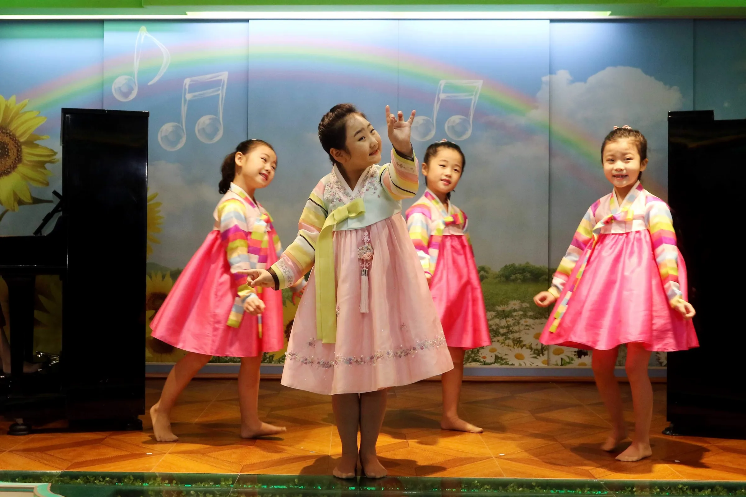 2025年11月20日，北韓平壤大同門幼兒園，幼童在「兒童健康日」進行表演。（美聯社）