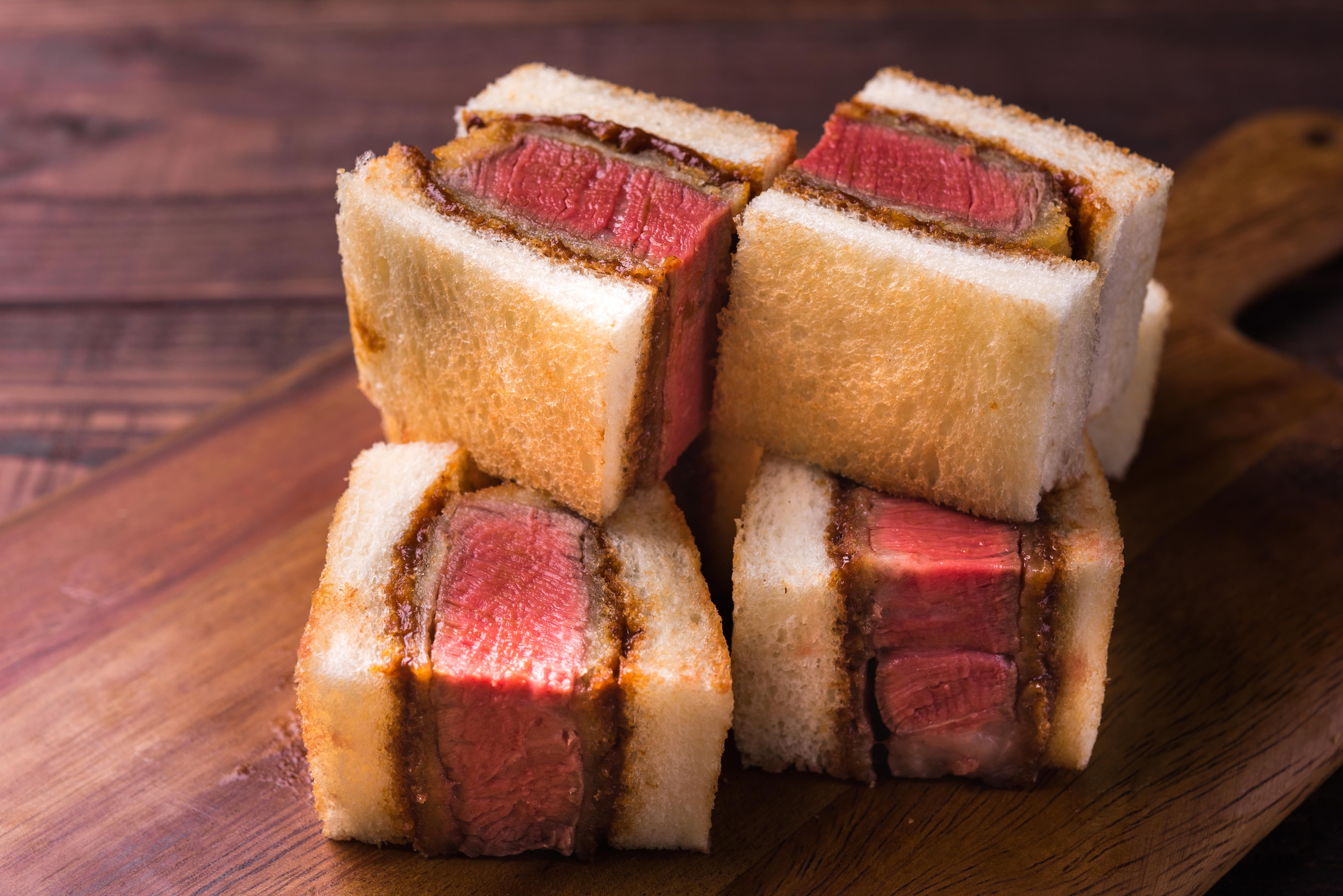 主廚精選日本A5和牛製成的「A5和牛菲力三明治」是日本店內人氣品項之一，口感外酥內嫩、肉汁鮮甜飽滿，佐以自製牛肉汁提味，襯托和牛鮮美豐腴的滋味。（圖/台北晶華酒店）