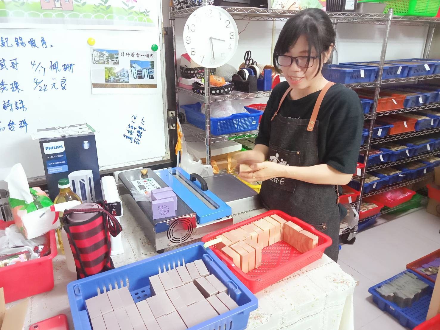 雷特氏症病友關懷協會推出的「福氣平安皂禮盒」，由病友家屬親手製作(頂新和德文教基金會提供)