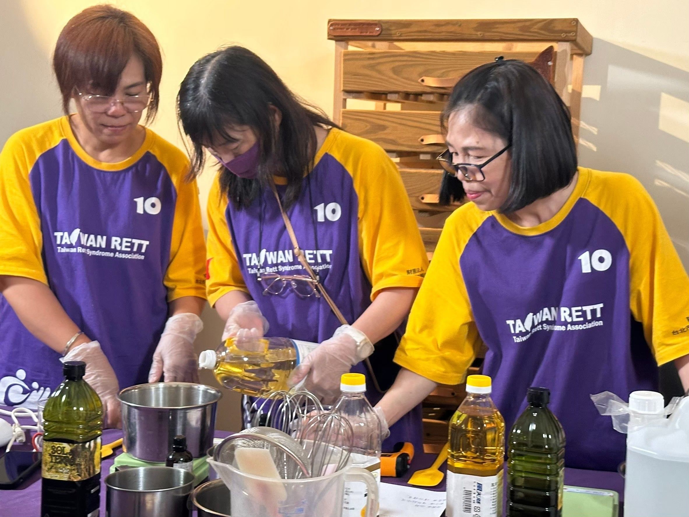 家屬照顧雷特氏症病友的閒暇時間，會至協會製作手工皂紓壓(頂新和德文教基金會提供)