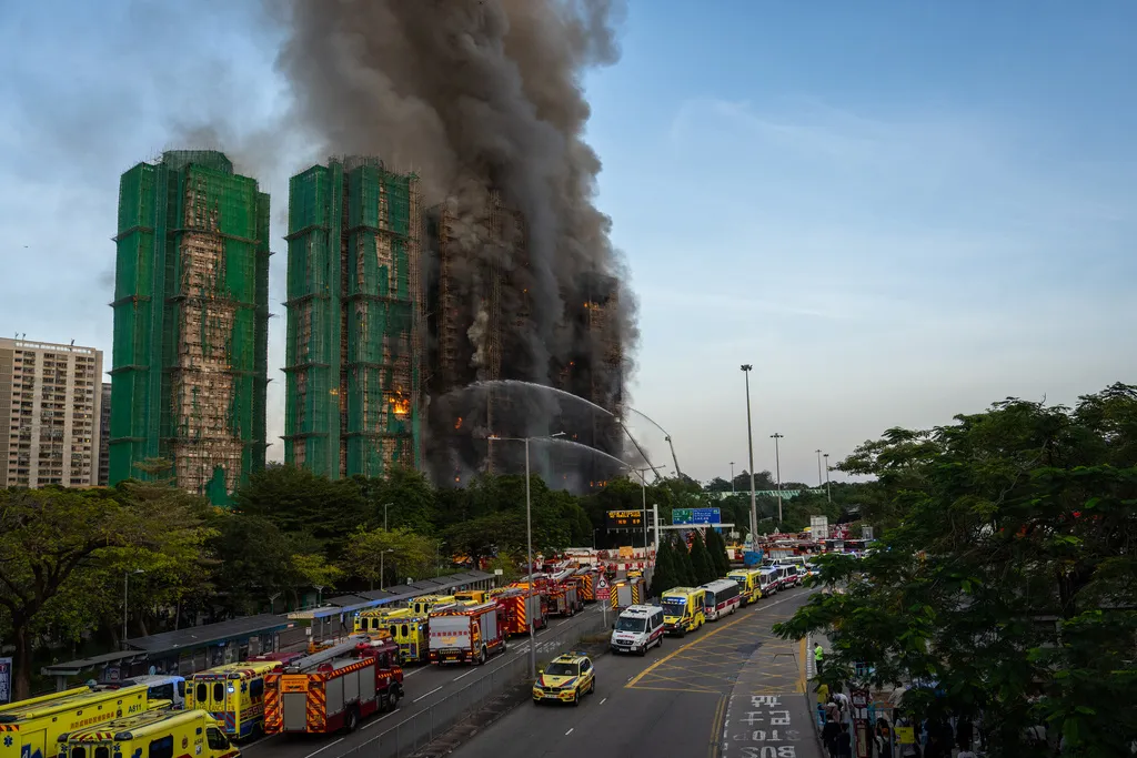 香港新界大埔的宏福苑26日冒出大火，迅速波及鄰近7棟高樓，造成至少55人死亡。（美聯社）