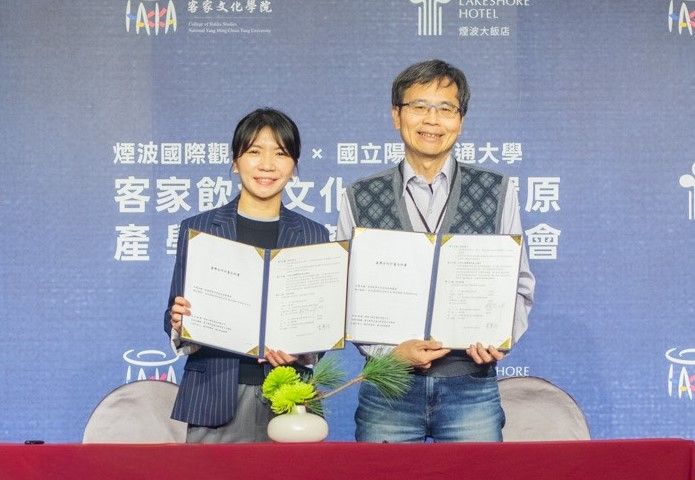 煙波集團副執行長董華玲（左）與陽明交大客家文化學院主任羅烈師代表雙方簽訂產學合作。（圖／煙波集團提供）
