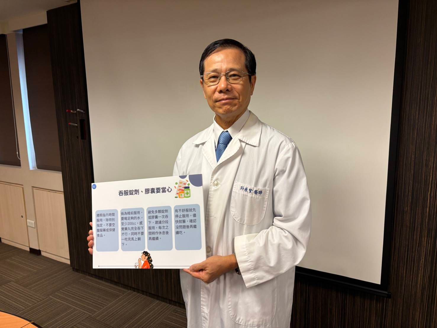 20251128-邱展賢醫師表示,當食道受損時,可能會出現胸悶、胸痛、吞嚥不適、喉嚨有異物感等症狀,在進食或是喝水時會感覺更加明顯。(書田診所提供)