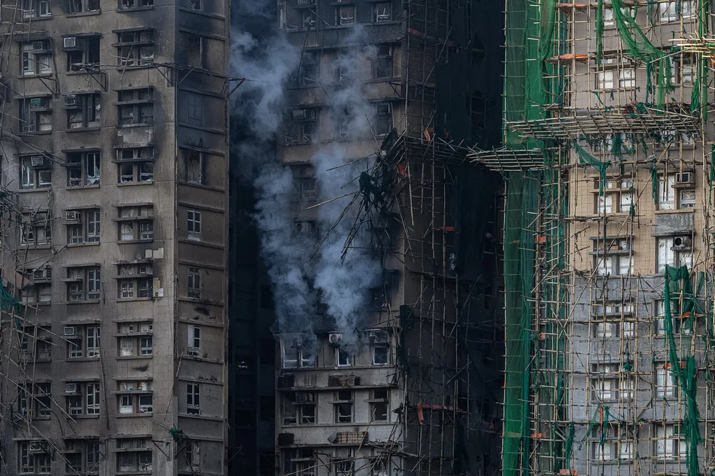 遭遇一天以大火焚燒的香港宏福苑大樓外牆。（美聯社）