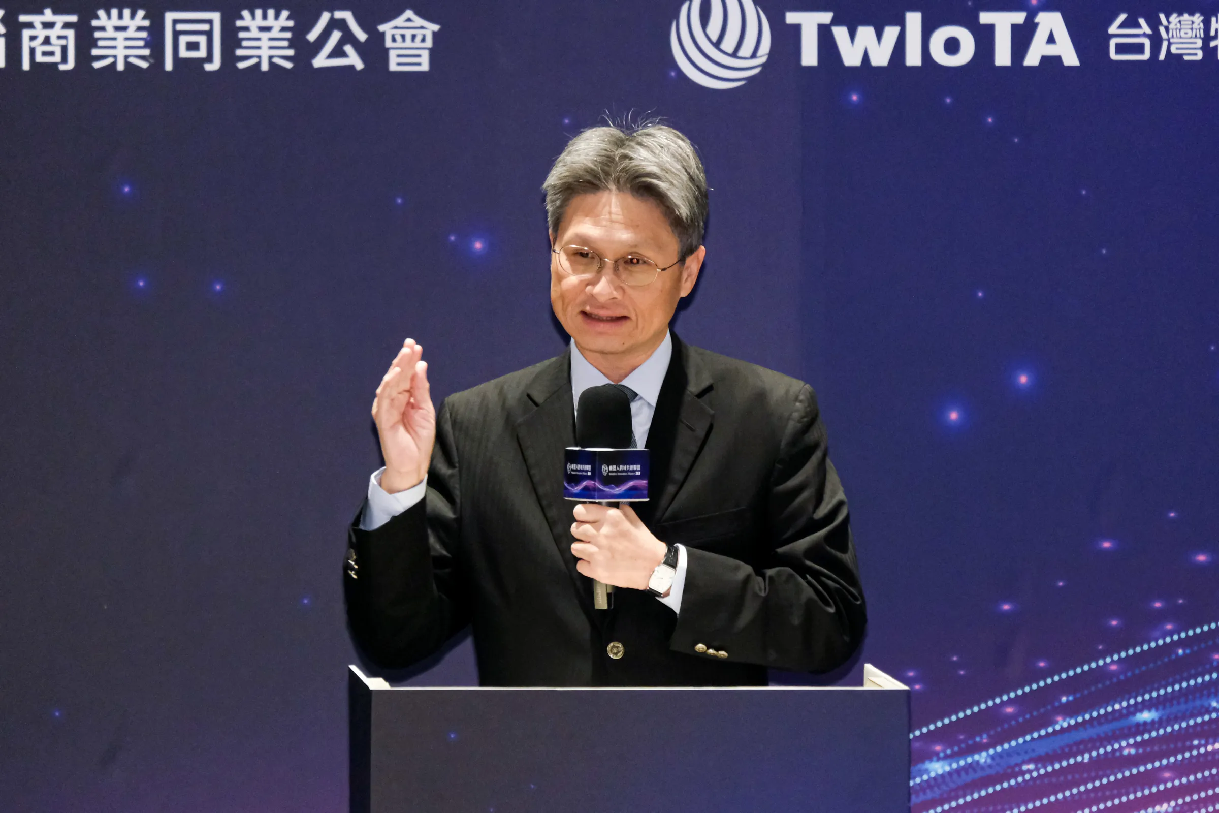 20251128-機器人跨域共創聯盟 （RIA）成立大會28日於台北國際會議中心舉辦，圖為國科會副主委蘇振綱（中）。（劉偉宏攝）