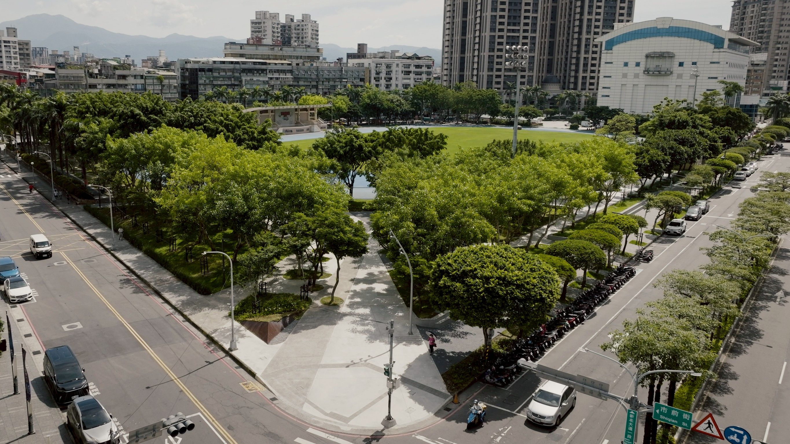 三重公共服務園區的轉變，是城市設計回歸以人為本的最佳證明，透過細膩的規劃，不僅拆除了實體的圍牆，打破了市民與公共服務空間之間的心理隔閡。（圖/新北市政府）