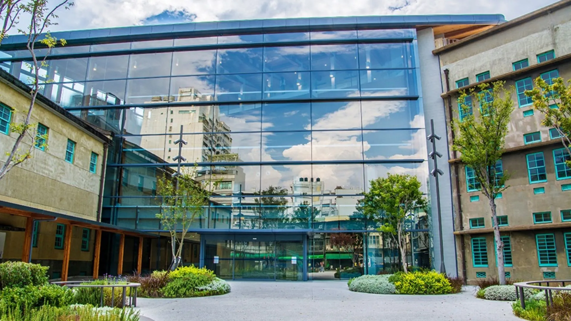 嘉義市立美術館將舊古蹟翻新為現代美術館，將藝術與在地生活結合，創造更貼近觀眾的藝文體驗。（圖／取自嘉義市立美術館官網）