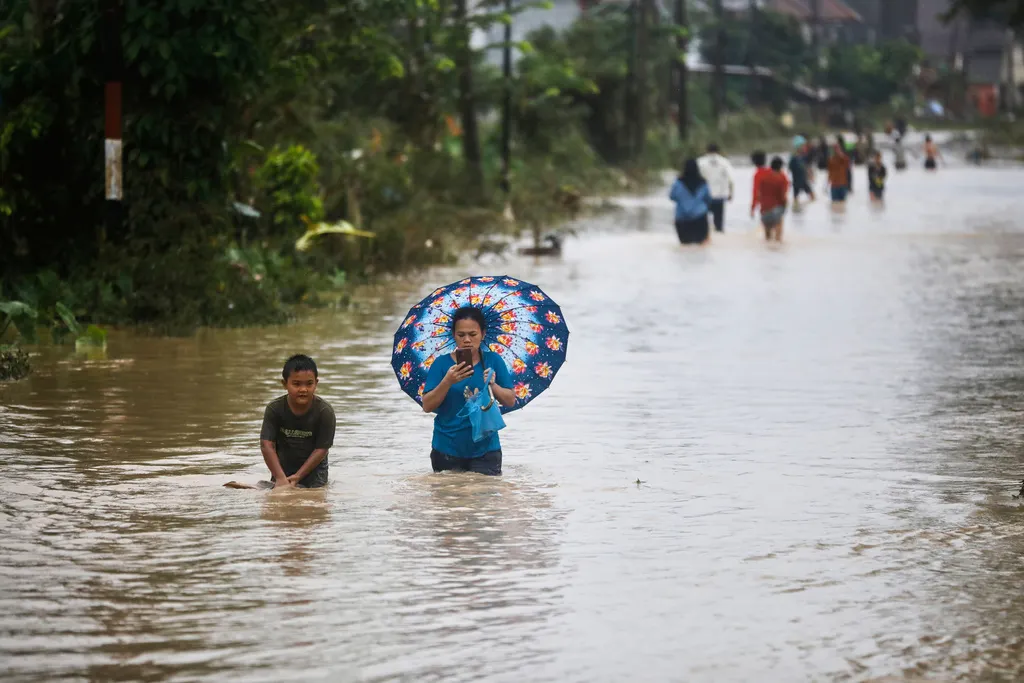 インドネシア最大の島の一つであるスマトラ島、最近の連続した豪雨により、多くの地域で山洪と地滑りが発生し、170人以上が死亡している。（AP通信）
