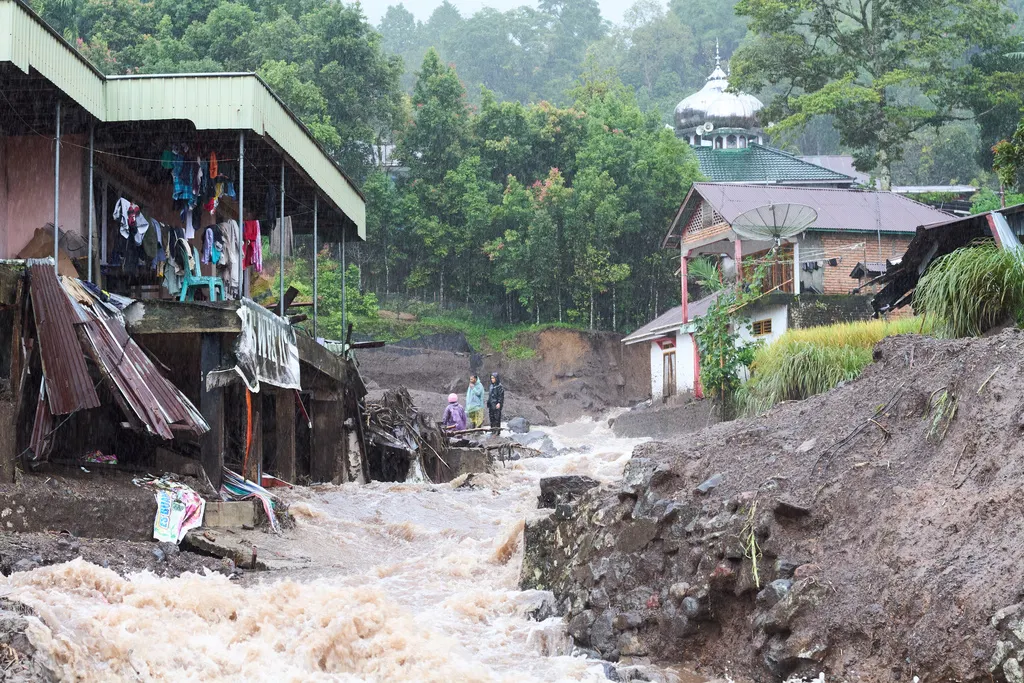 インドネシア最大の島の一つであるスマトラ島、最近の連続した豪雨により、多くの地域で山洪と地滑りが発生し、170人以上が死亡している。（AP通信）
