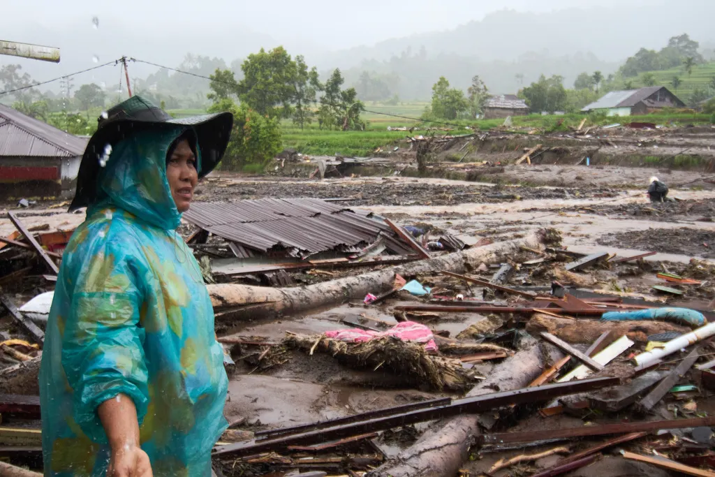 インドネシア最大の島の一つであるスマトラ島、最近の連続した豪雨により、多くの地域で山洪と地滑りが発生し、170人以上が死亡している。（AP通信）