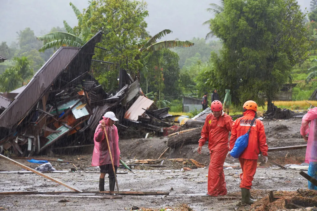 インドネシア最大の島の一つであるスマトラ島、最近の連続した豪雨により、多くの地域で山洪と地滑りが発生し、170人以上が死亡している。（AP通信）