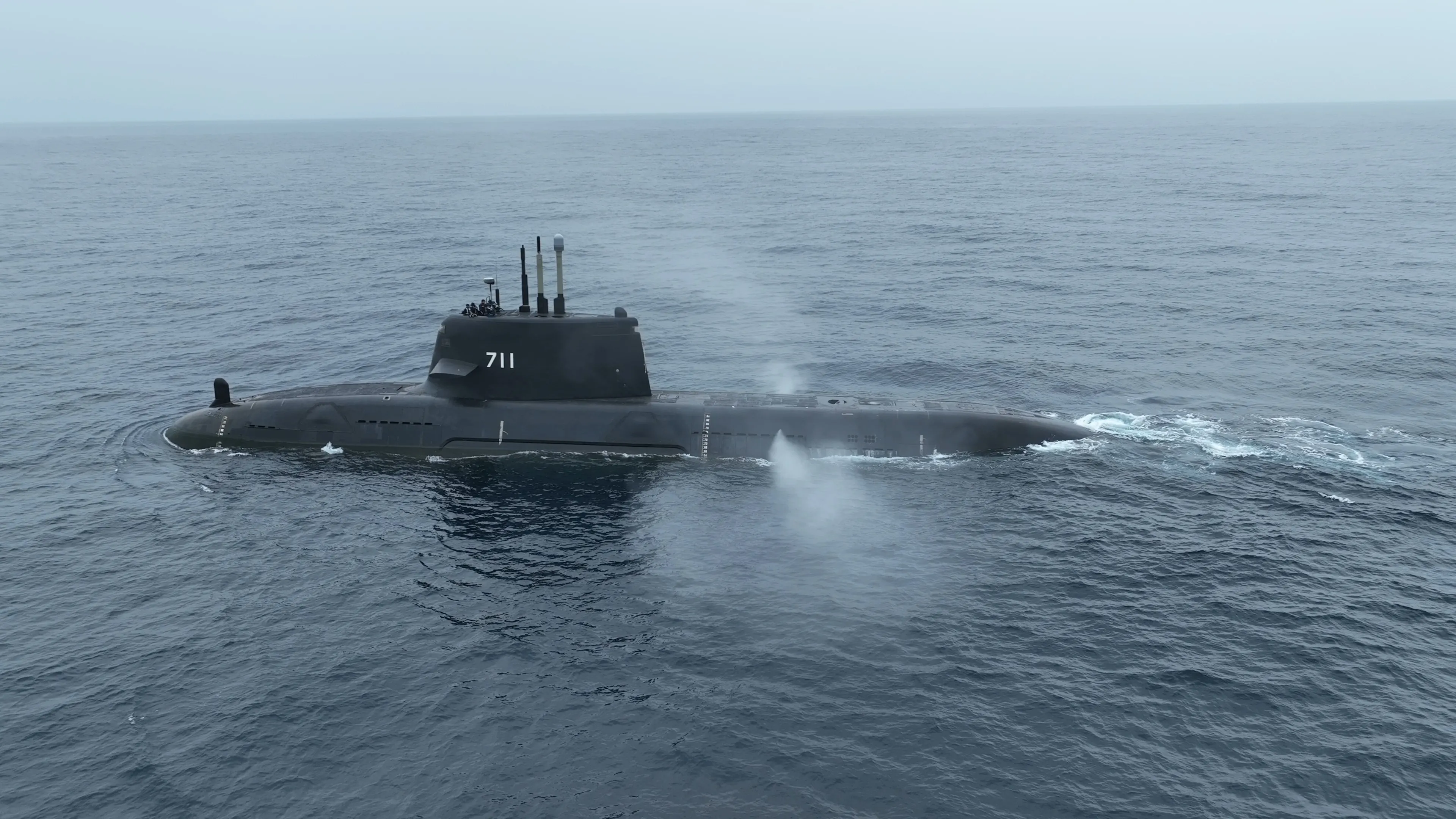 20251128-「海鯤号」は本日（28日）海上浮航テストを完了し、今後は潜航テストを実施します。（台船提供）