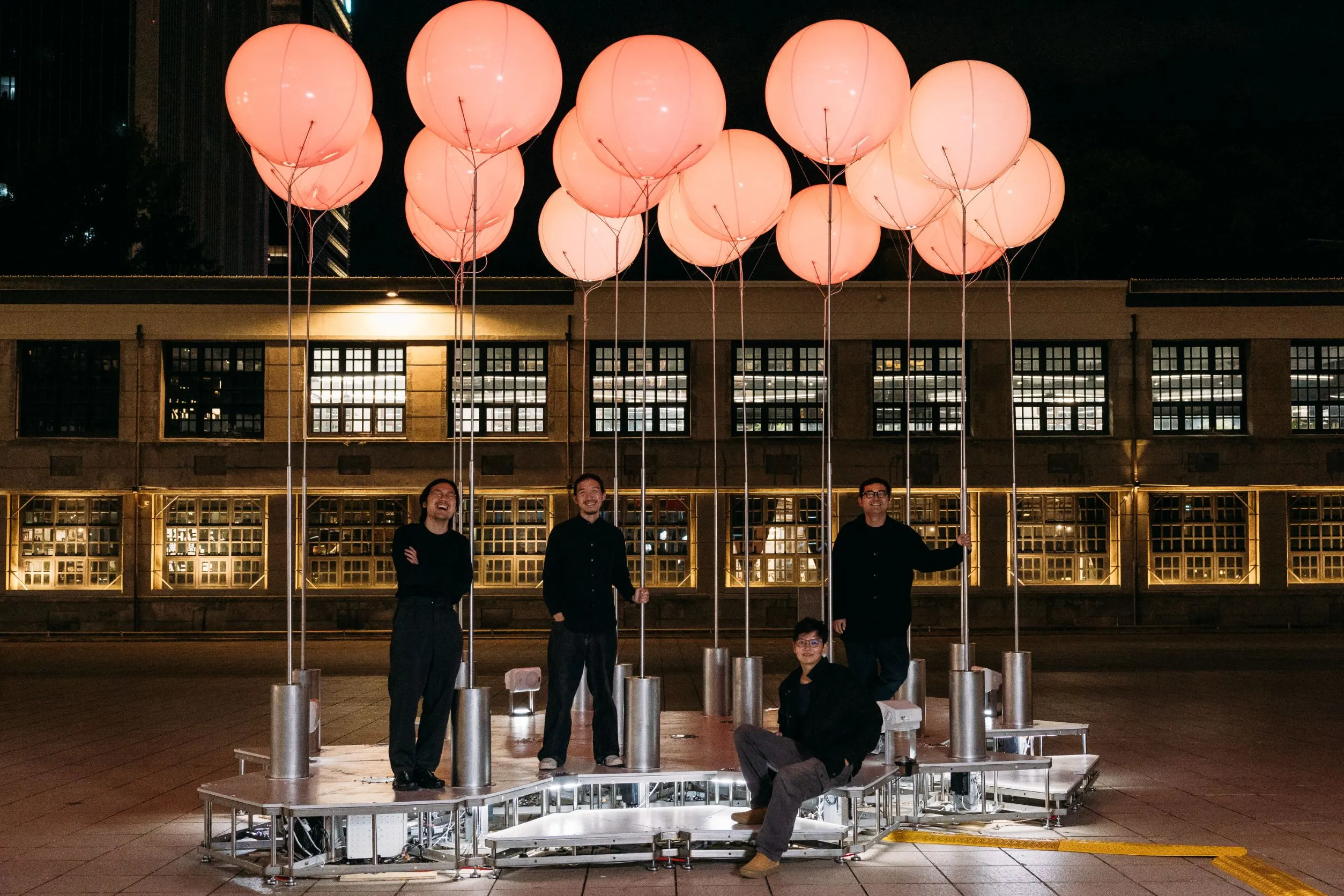 新銳團隊「雜波」創作《一首天空的歌》，運用聲光互動將氣球可被仰望的特性轉化為新意。圖／雜波團隊 提供