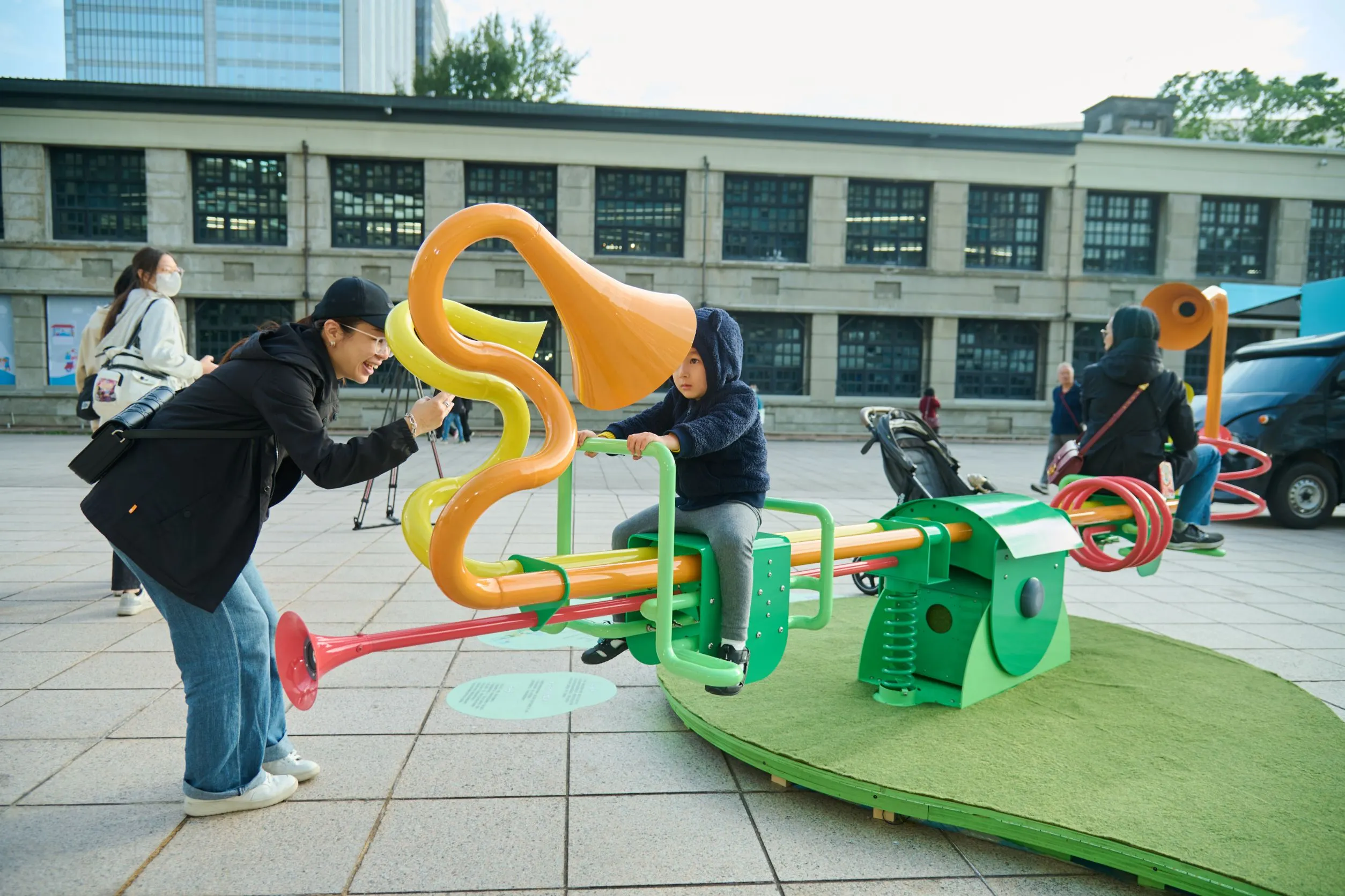 60萬優選作品《聽你說的當下》以背對背的翹翹板，挑戰人們如何進行對話。 圖／臺北文創基金會 提供