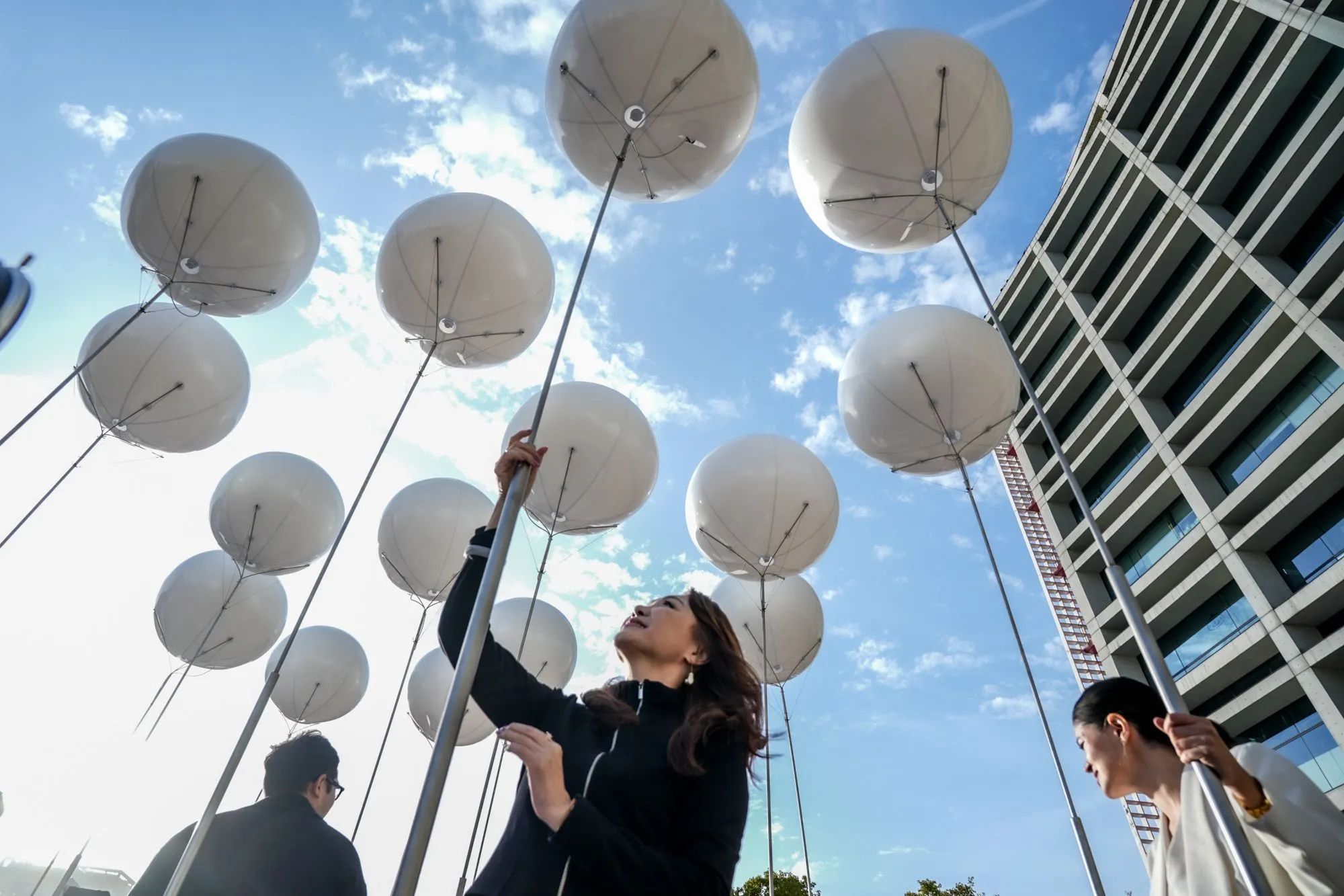 120萬優選作品《一首天空的歌》用氣球、聲音與光影和天空即興合奏。圖／臺北文創基金會 提供