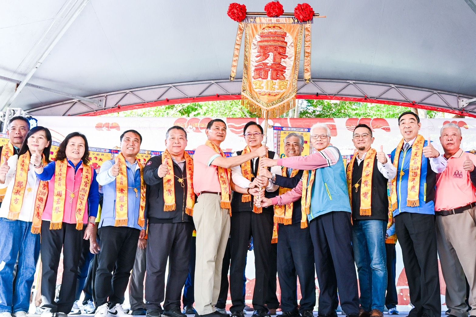 在桃園市長張善政見證下，令旗正式移交，2026年文化祭將移師中壢興元宮。(圖／桃園市政府客家局提供)