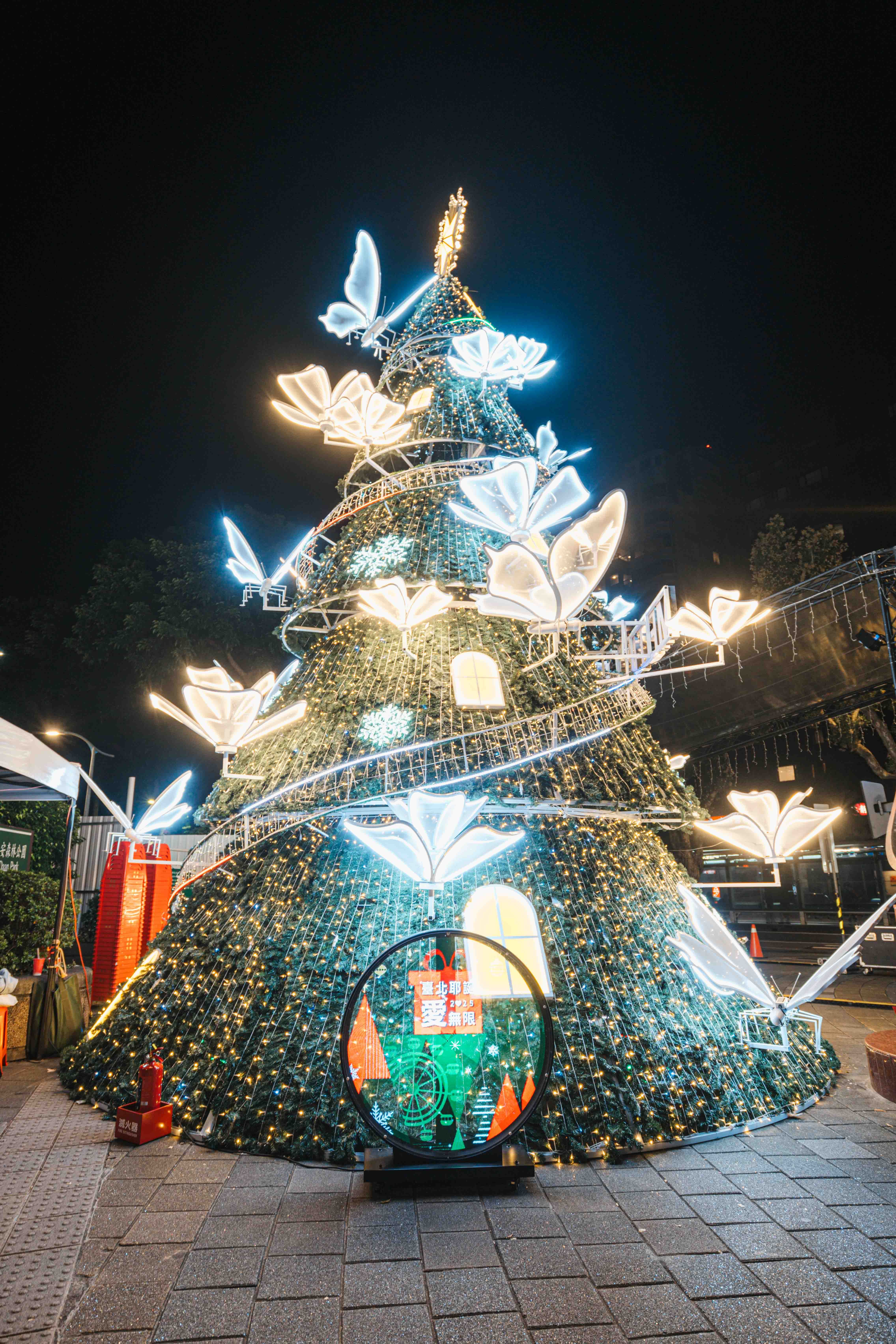 位於大安森林公園11號出入口的耶誕主燈「星願樹」。（圖／臺北市政府觀傳局提供）