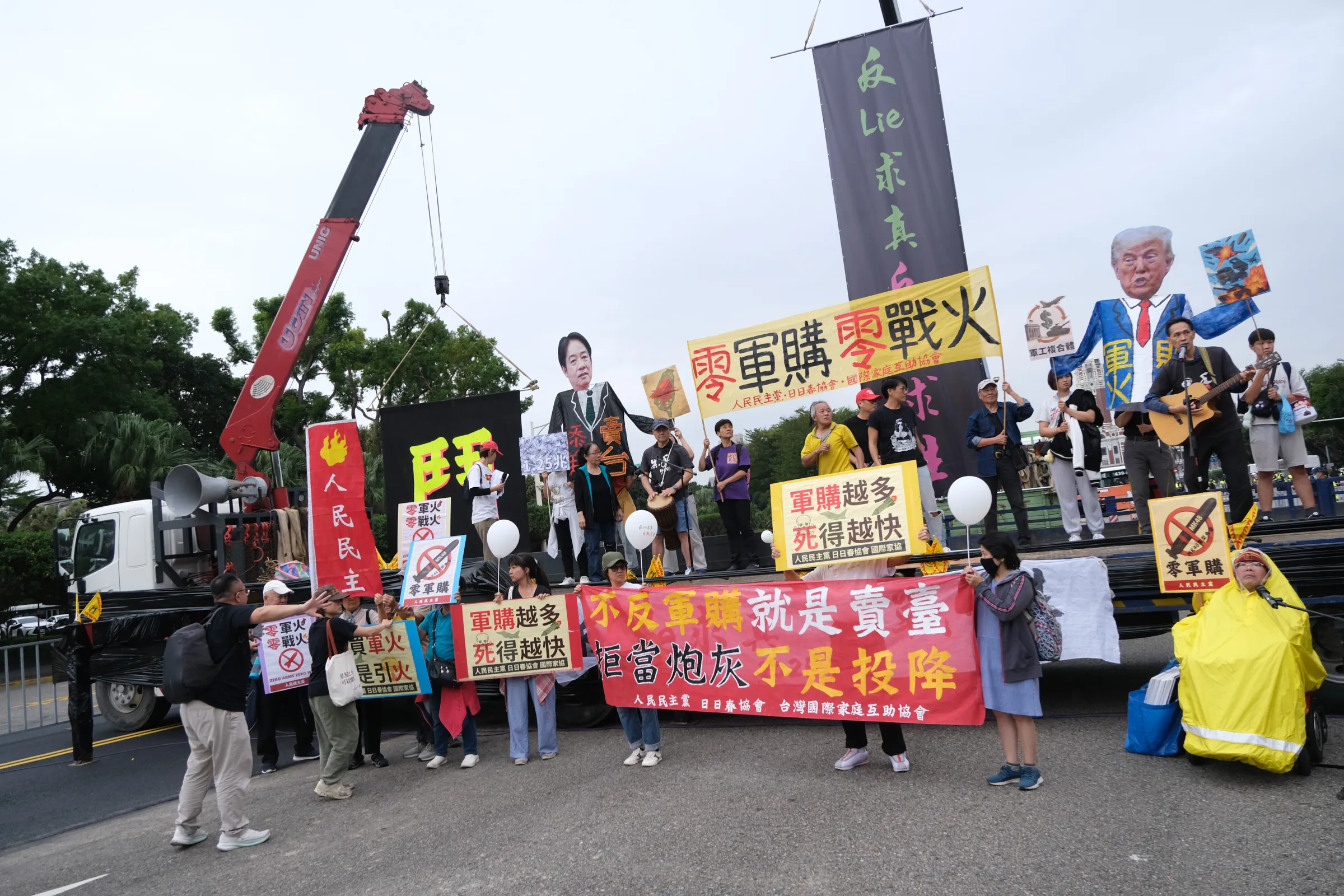 20251130-秋鬥遊行30日於立法院群賢樓前集結，並出發到凱達格蘭大道，主題為「反Lie求真！反戰求生！」。（劉偉宏攝）