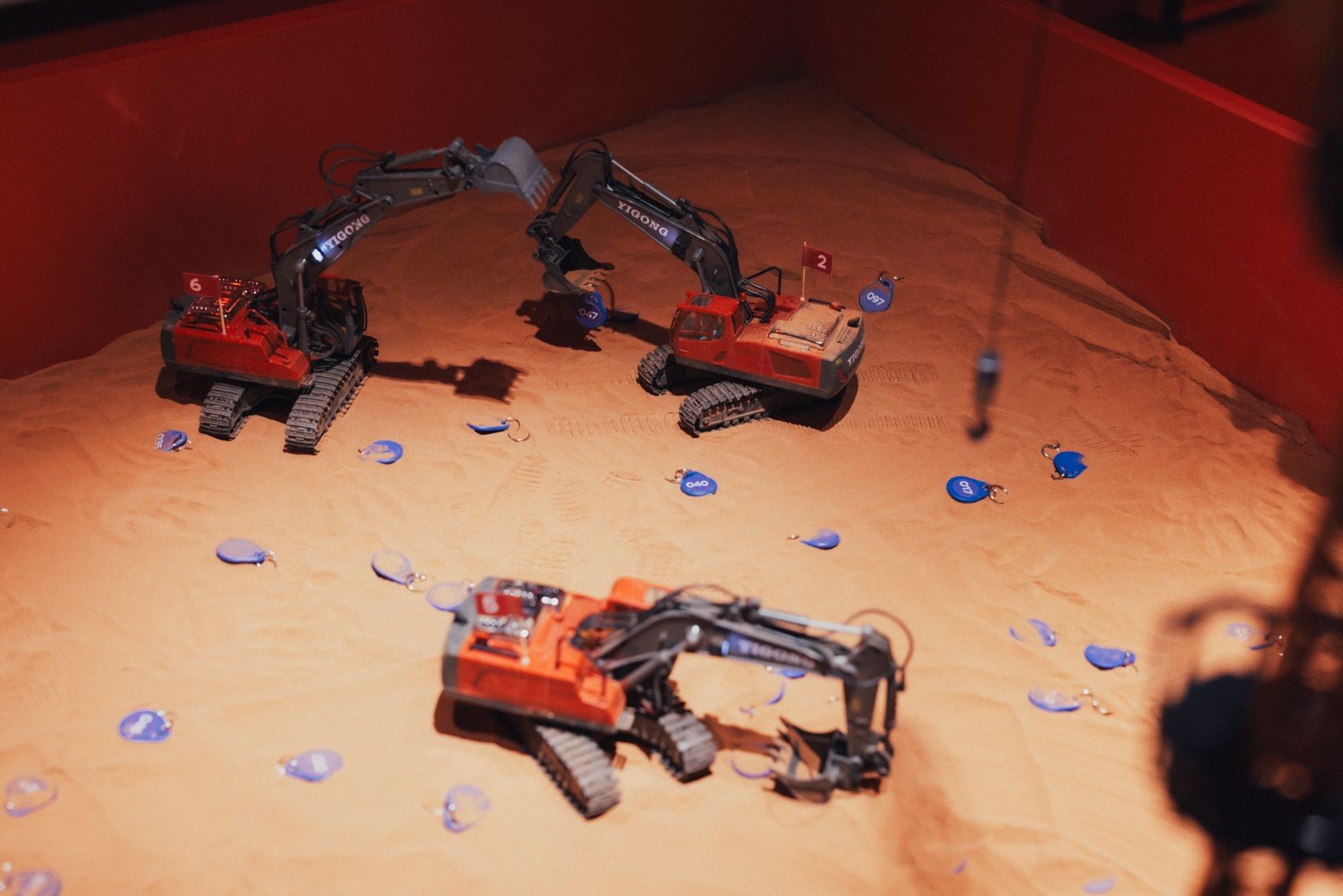 人氣活動「禮物交易所」，用遙控挖土機挖出自己的命定號碼。（圖／勤美草悟提供）