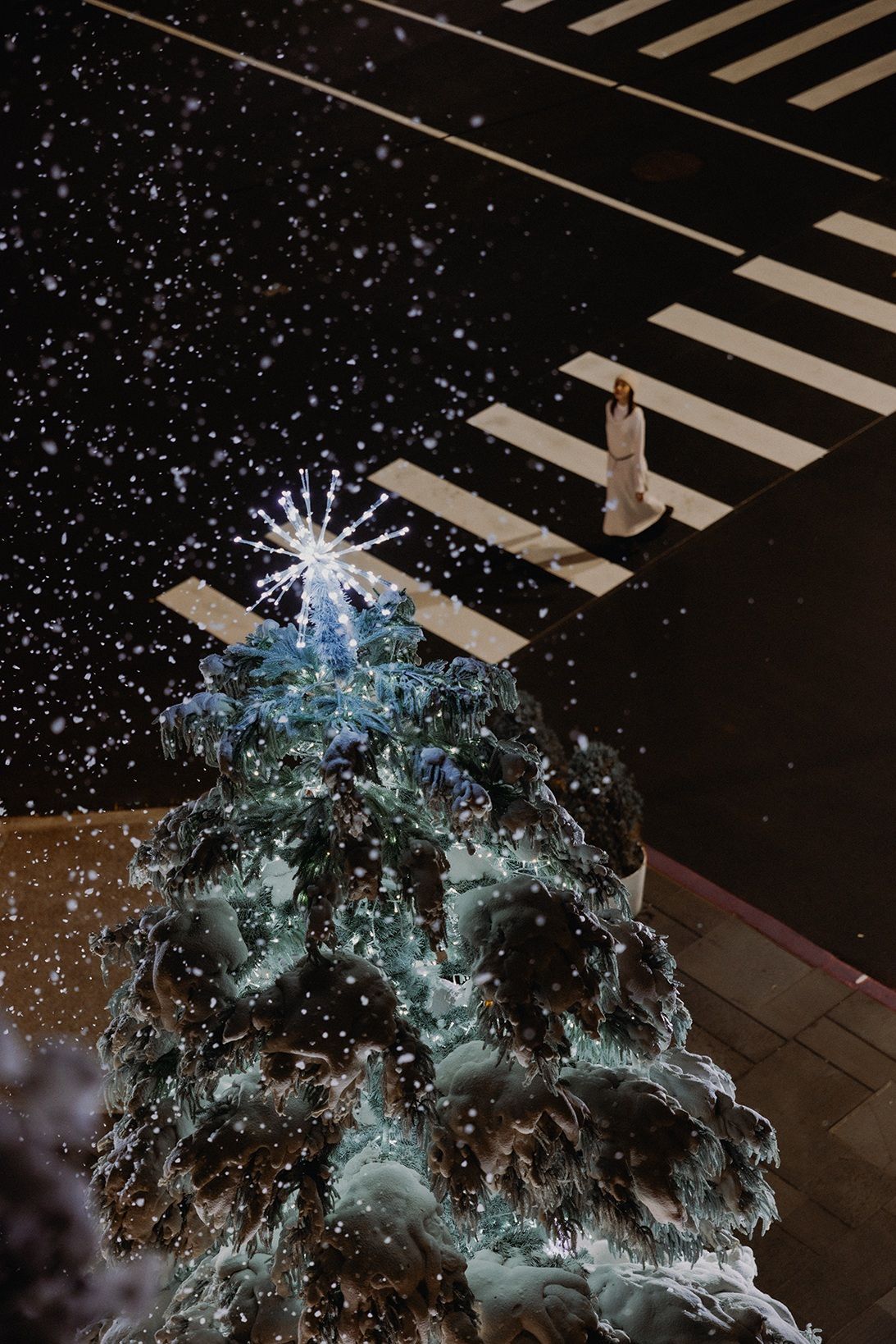 年度聖誕主樹「The Sculpted Tree」結合燈光雪景，在整點將會飄雪。（圖／勤美草悟提供）