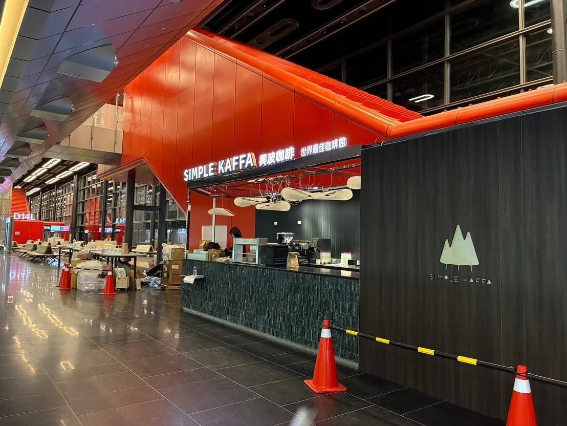 北廊廳結合商業休憩空間，目前已有多家國際咖啡品牌與餐飲店進駐。（取自林國顯臉書）