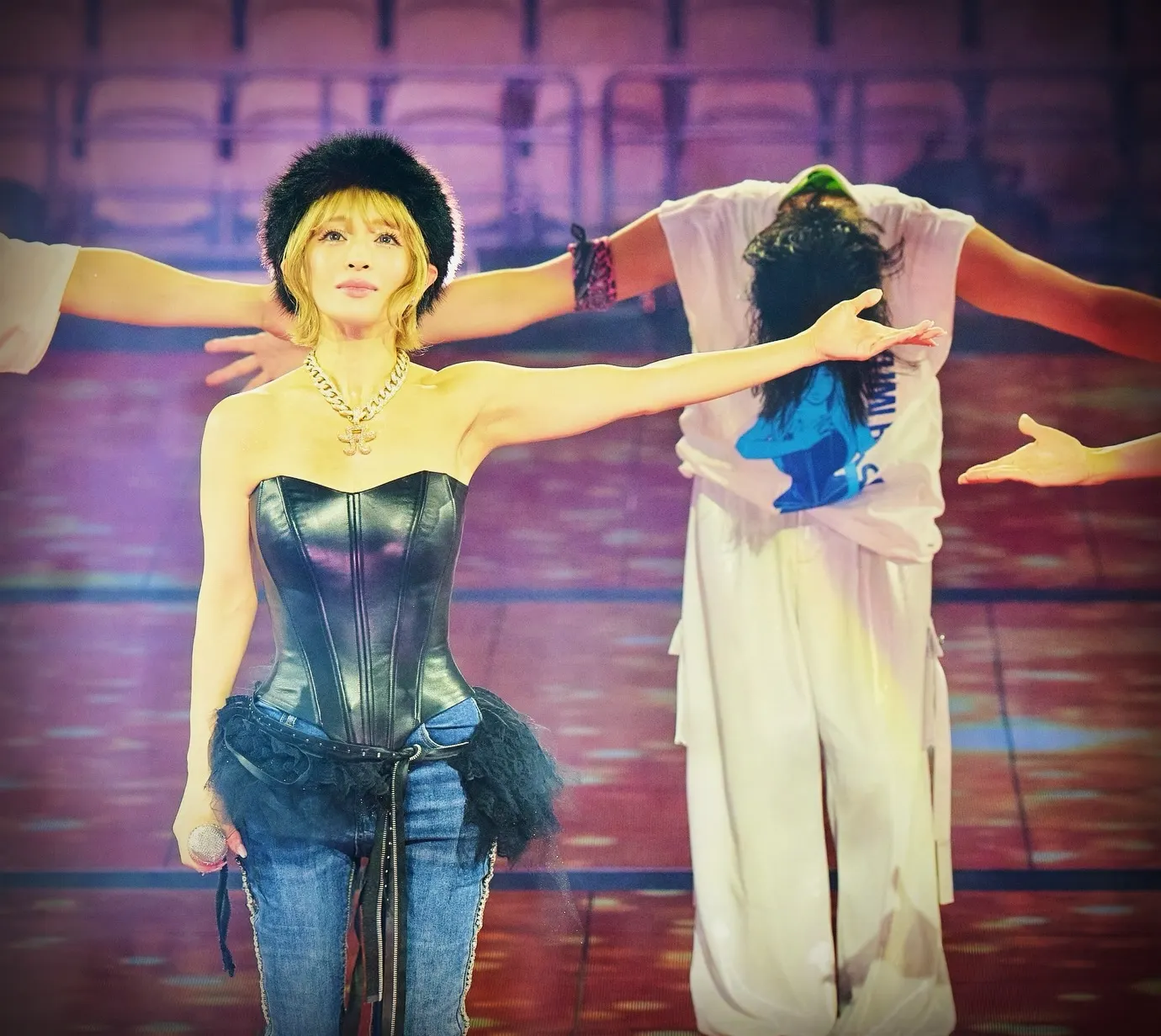 浜崎あゆみ公開の1.4万空席「無人コンサート」の衝撃的な映像。（浜崎あゆみのFacebookより）