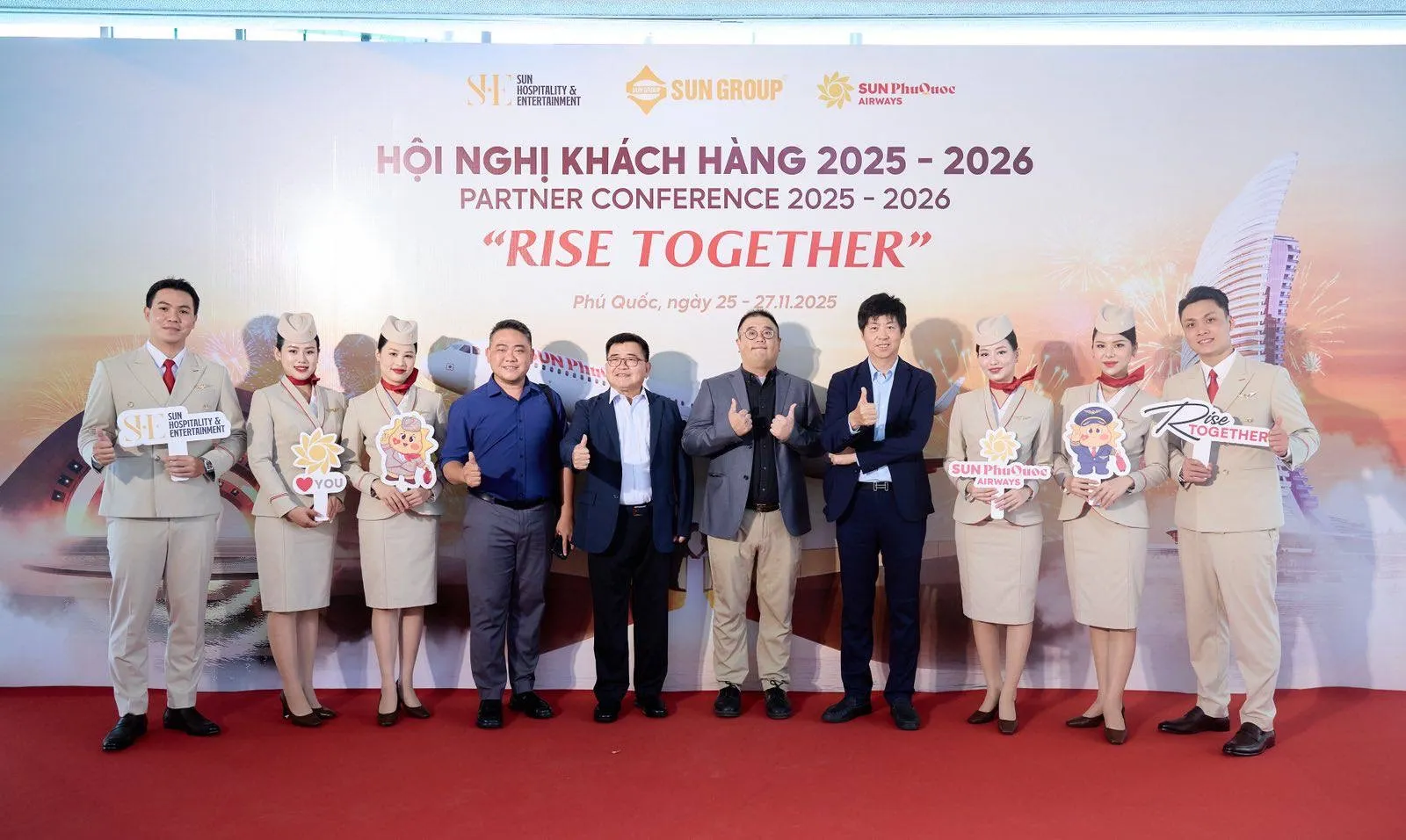 太陽富國航空於富國島舉辦合作發布會，正式宣布由鴻毅旅行社擔任台灣總代理，雙方代表在會中合影，象徵攜手布局 2026 年台灣直飛航線市場。（圖/太陽富國航空提供）