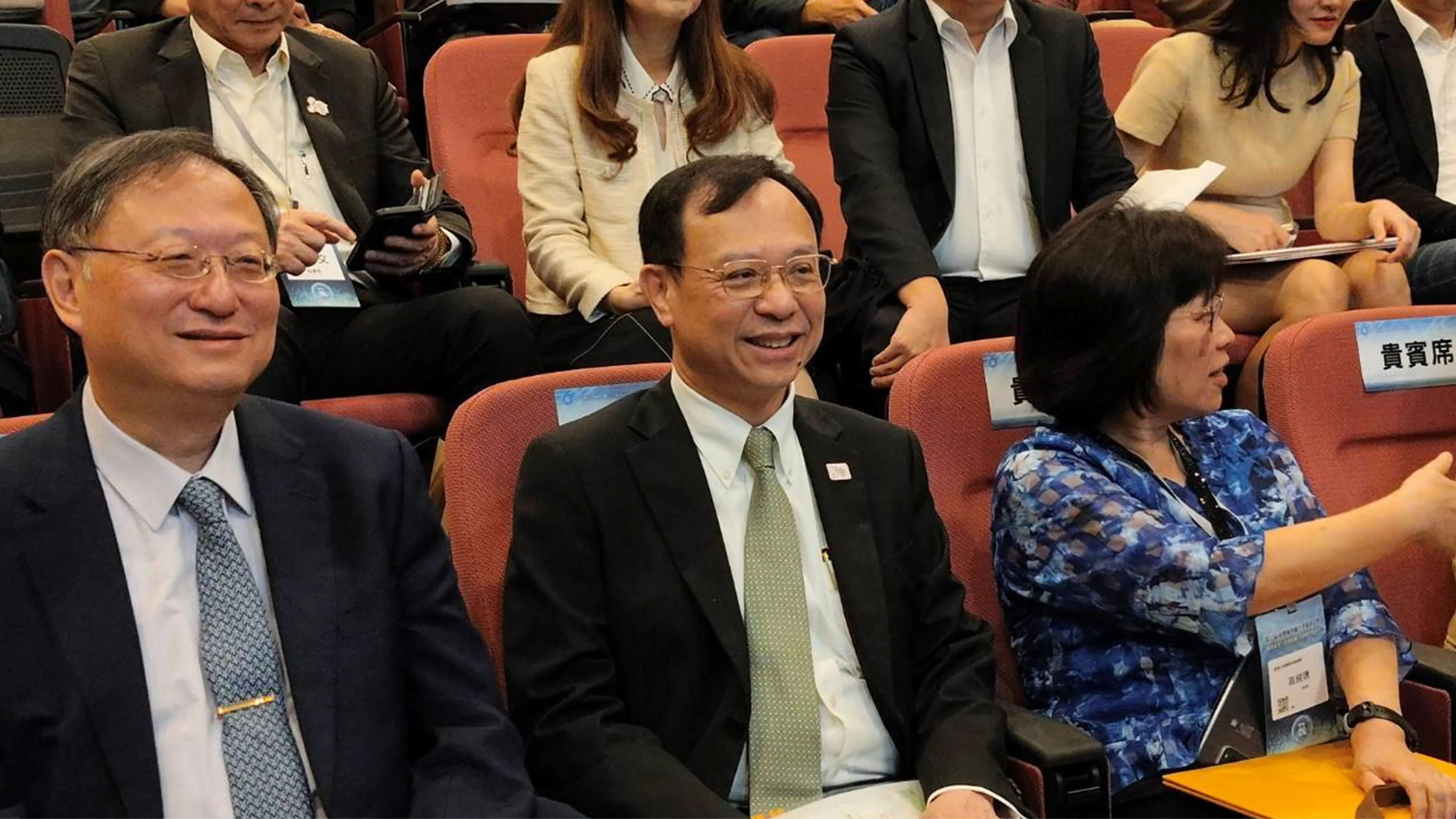 衛福部部長石崇良(中)肯定國產藥品質受國際推崇。