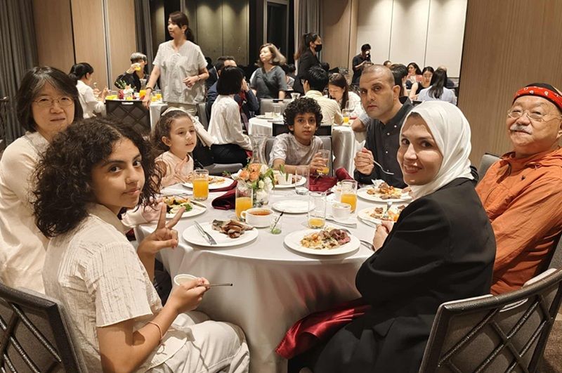 作者與安海正一家人。（作者提供）