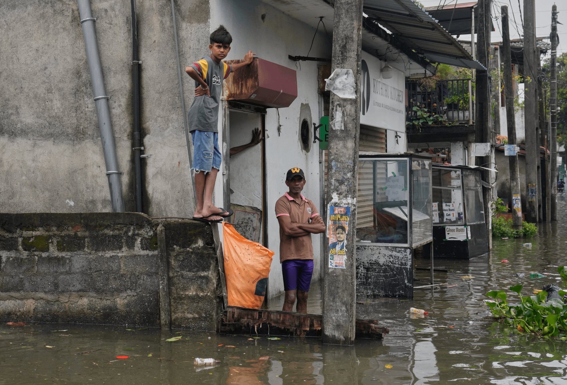 2025年11月29日、サイクロン「ディトワ」（Cyclone Ditwah）がスリランカに上陸し、災害が深刻化。首都コロンボ（Colombo）の被災者の家屋が浸水。（Associated Press）