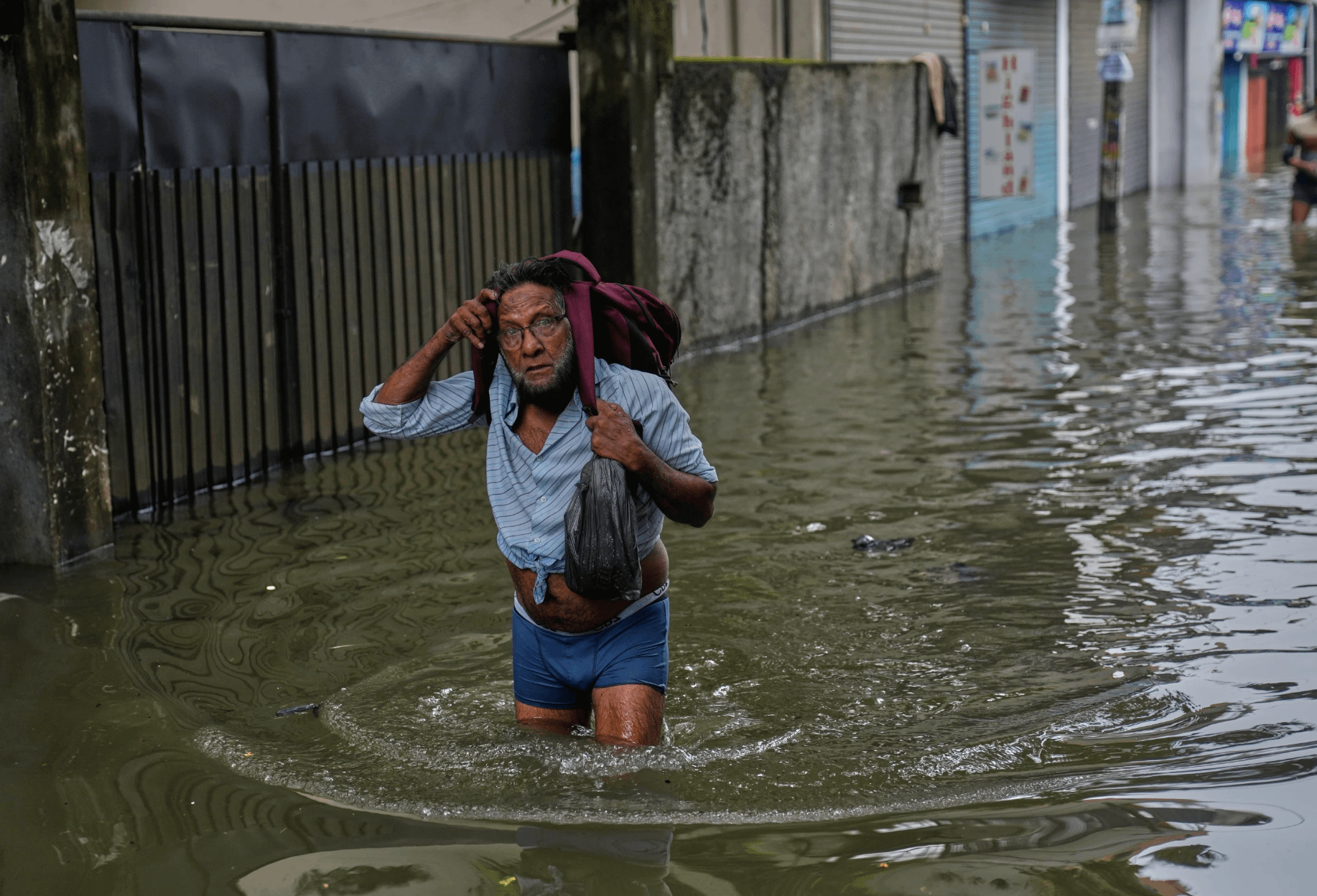 2025年11月29日、サイクロン「ディトワ」（Cyclone Ditwah）がスリランカに上陸し、災害が深刻化。首都コロンボ（Colombo）の被災者が家財を持って避難している。（Associated Press）