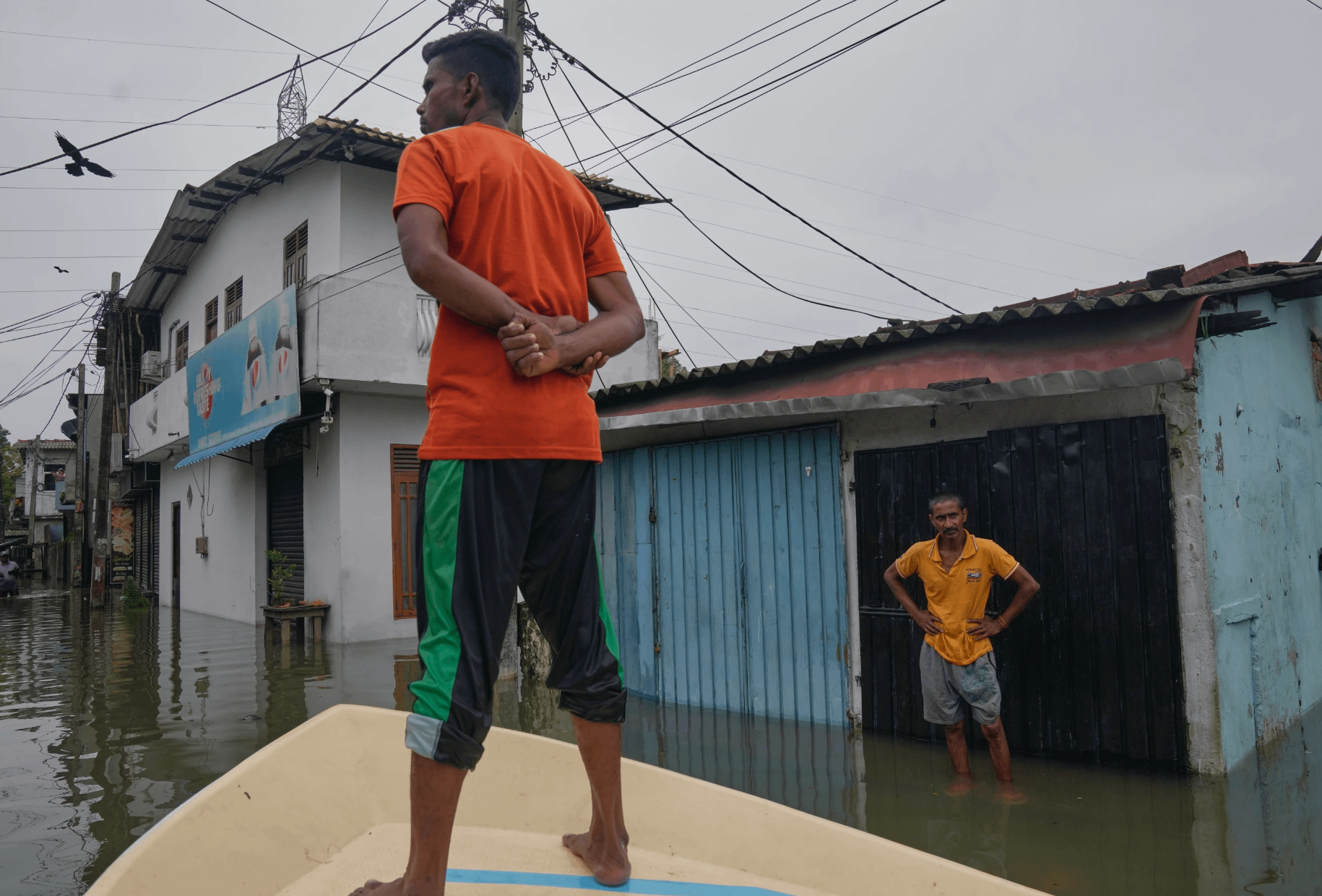 2025年11月29日、サイクロン「ディトワ」（Cyclone Ditwah）がスリランカに上陸し、小舟で被害状況を確認するボランティア。（Associated Press）